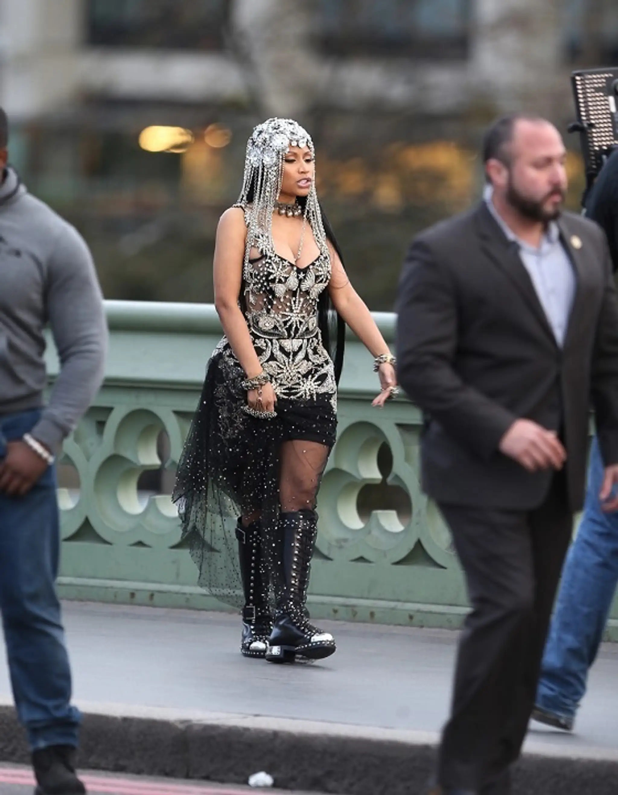 Nicki Minaj na nakrúcaní videoklipu No Frauds v Londýne
