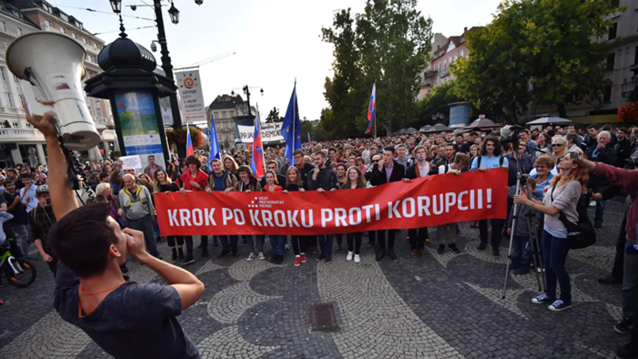 Účastníci 3. Veľkého protikorupčného pochodu na Hviezdoslavovom námestí.