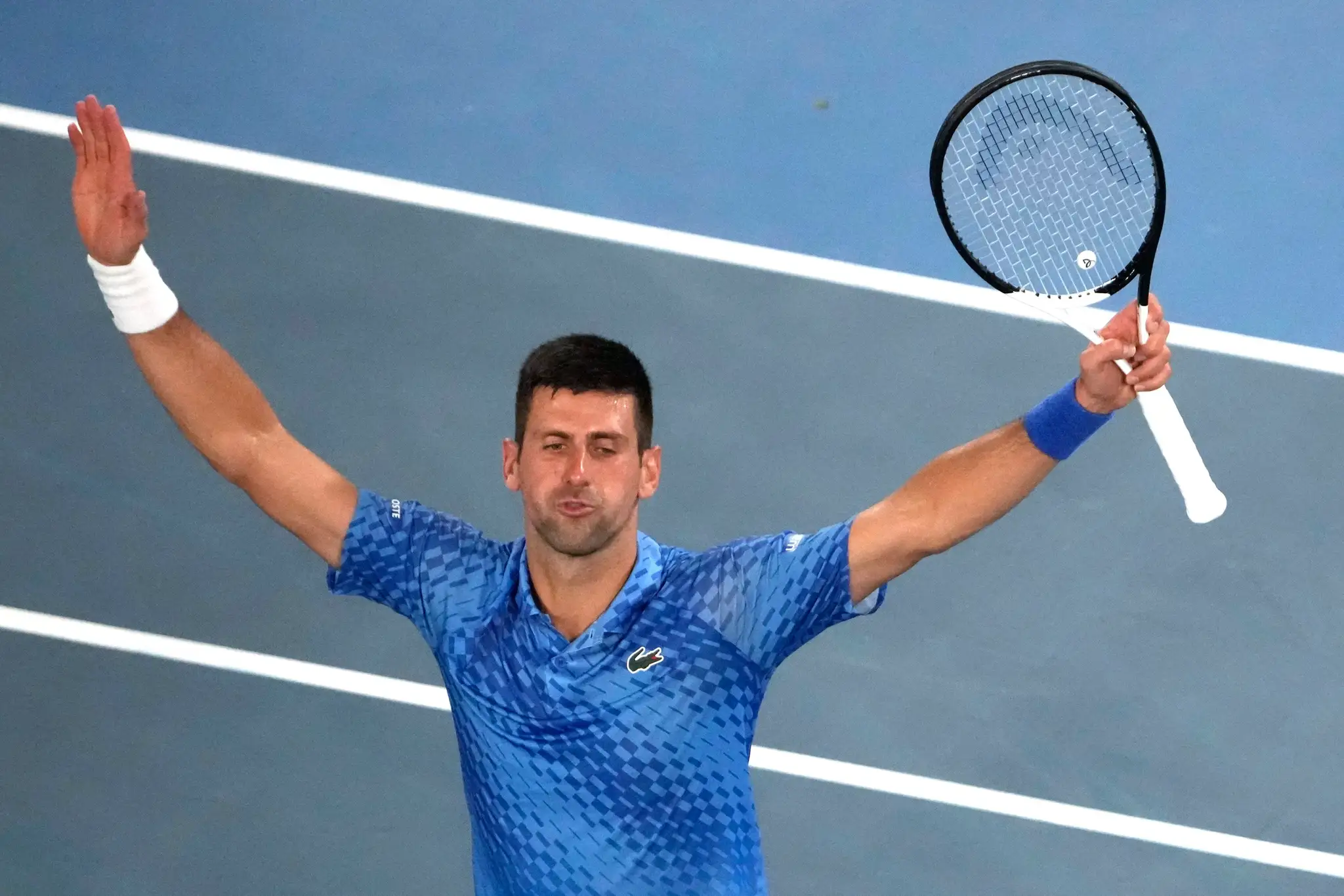 Novak Djokovič oslavuje postup do finále.