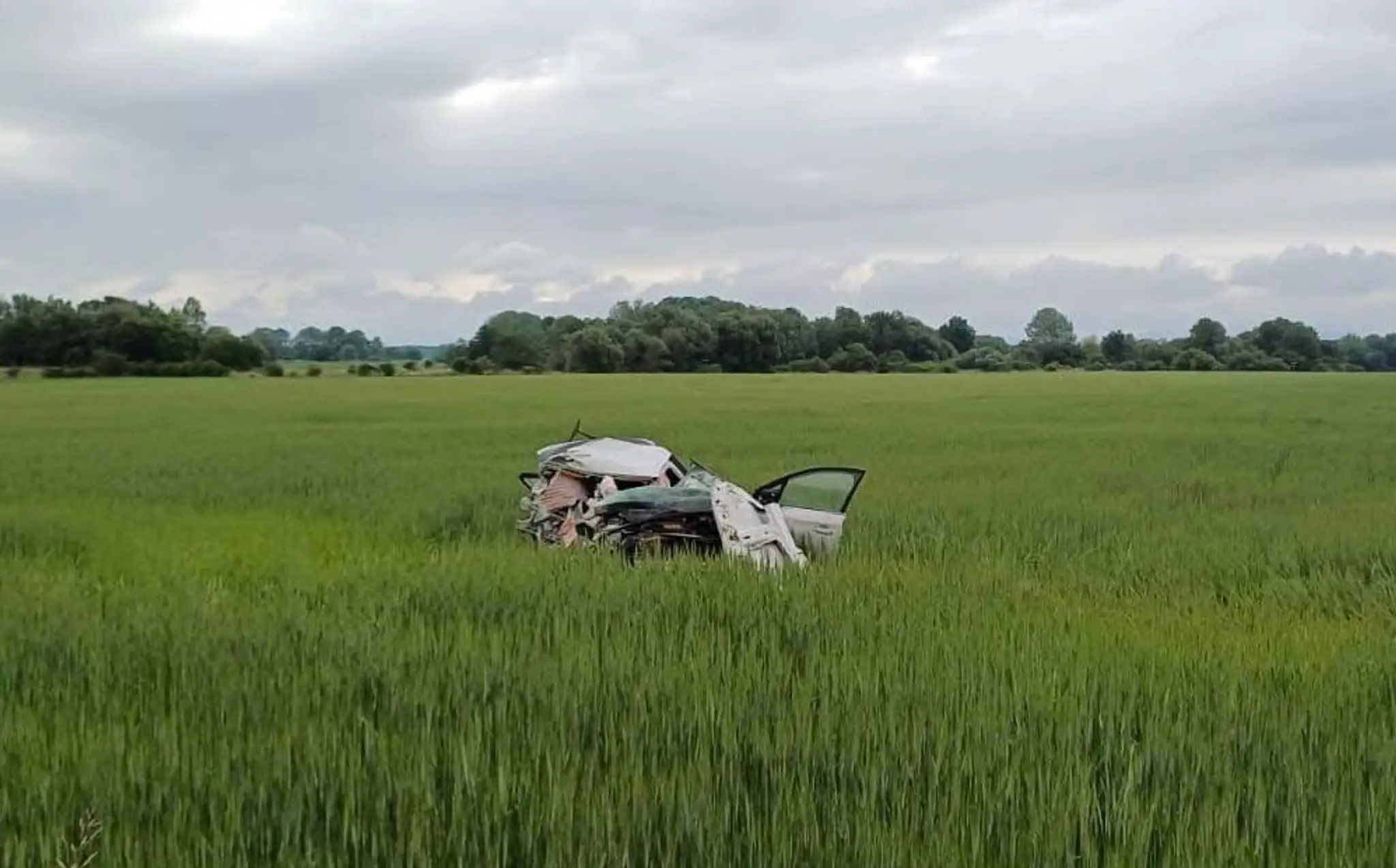Auto sa niekoľkokrát prevrátilo a skončilo v poli.
