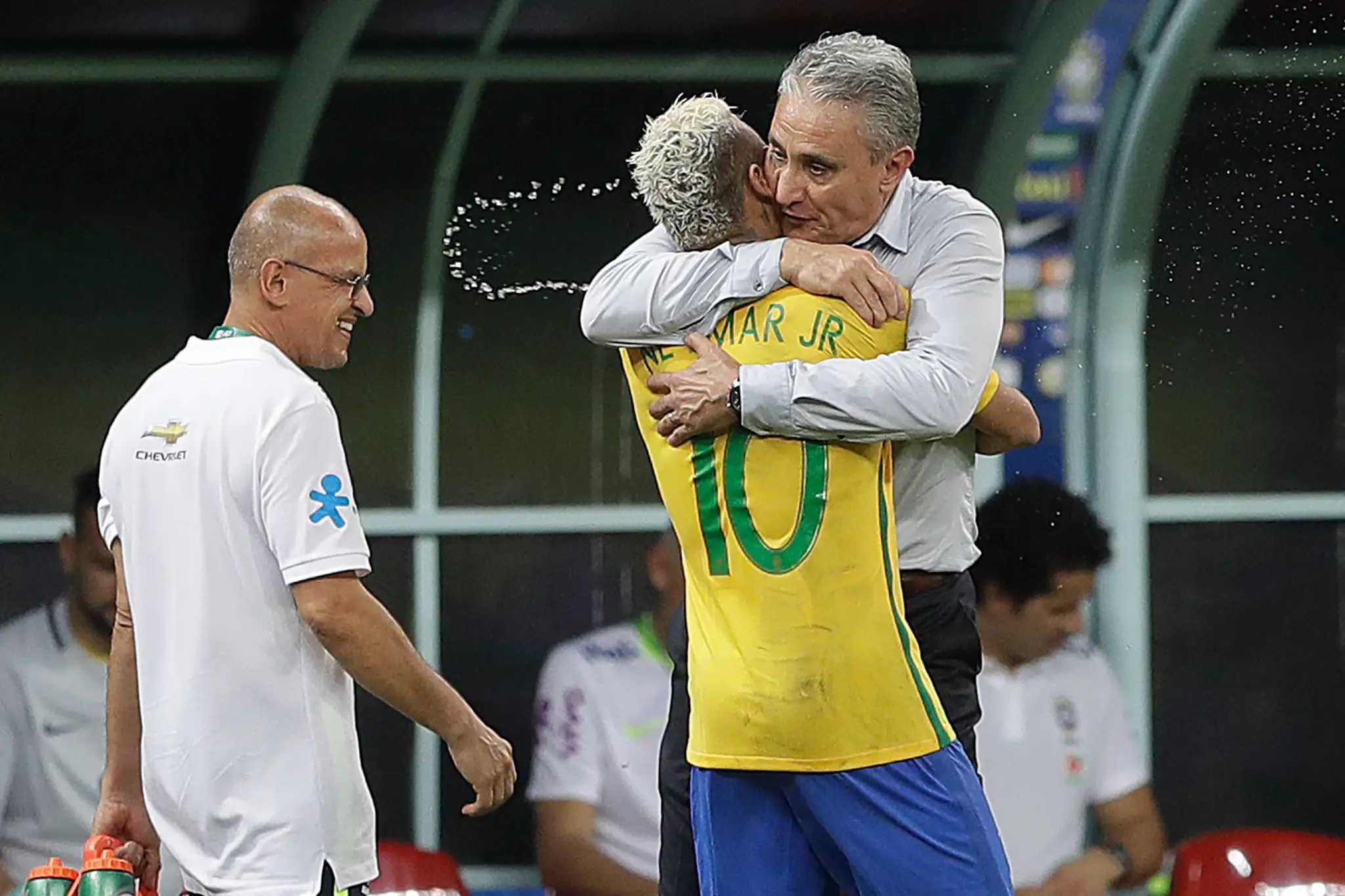 Tréner Brazílie Tite sa raduje spolu s Neymarom po góle na 2-1.