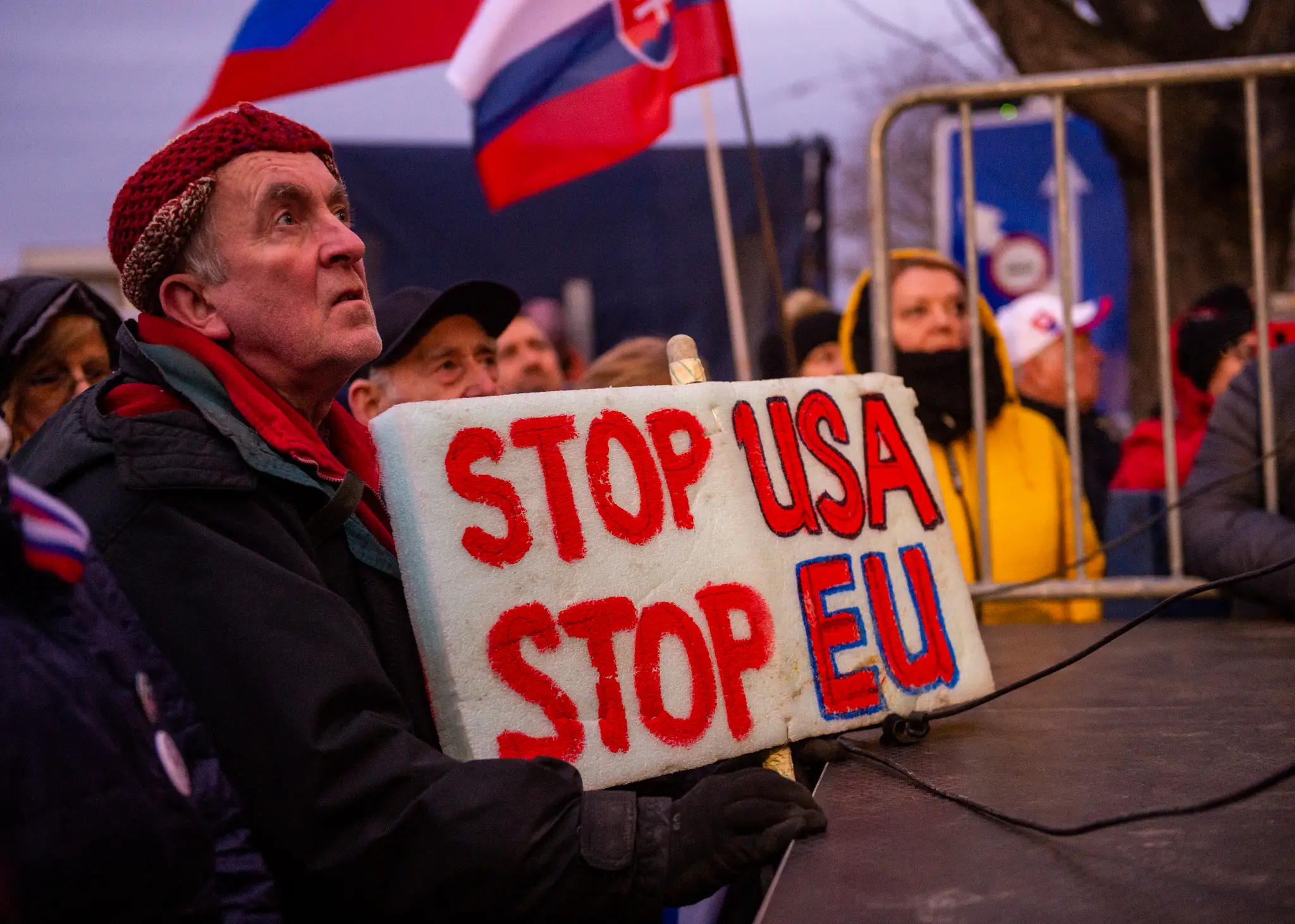 Účastníci protestného zhromaždenia proti obrannej dohode s USA.