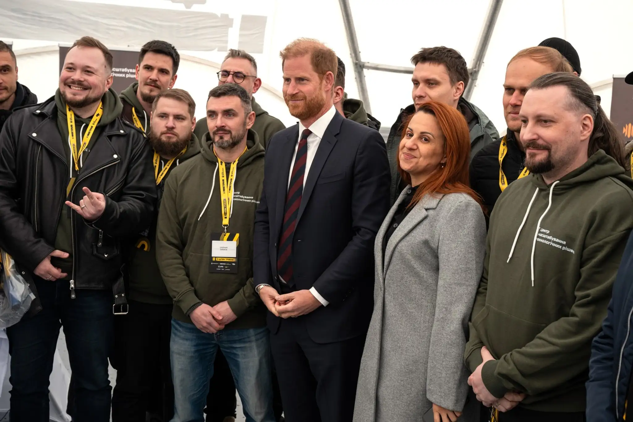 Princ Harry s ukrajinskými veteránmi počas Invictus Games v Kyjeve v apríli 2026.