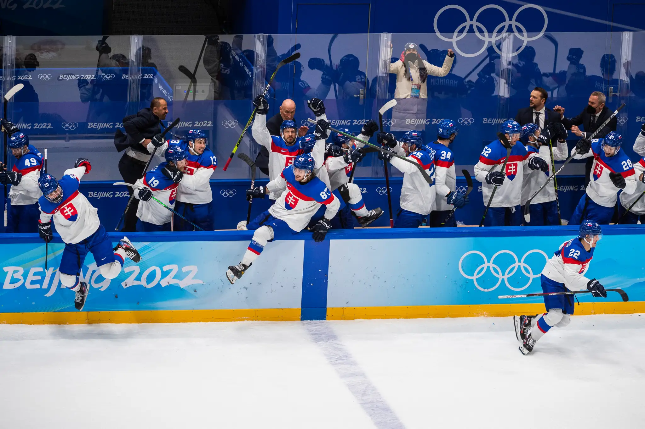 Hráči Slovenska sa tešia z postupu do semifinále po víťazstve 3:2 vo štvrťfinále ZOH 2022 nad USA.