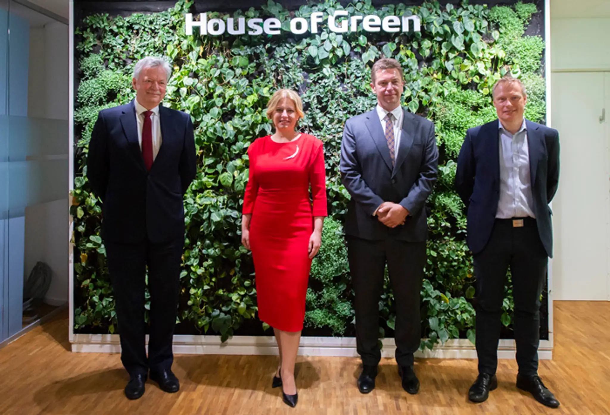 Výkonný riaditeľ State of Green Finn Mortensen, prezidentka Zuzana Čaputová a minister dopravy Andrej Doležal počas návštevy síd
