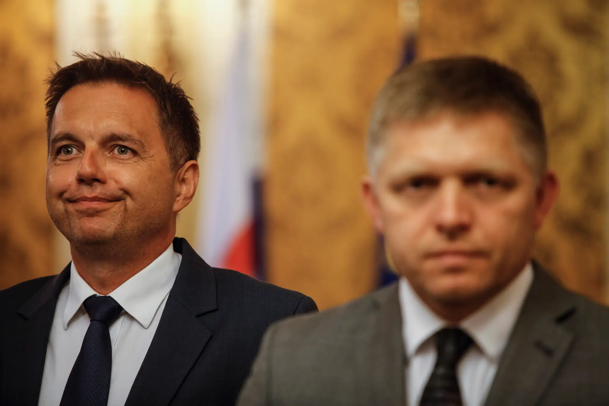 Na snímke vľavo minister financií SR a podpredseda vlády SR Peter Kažimír a predseda vlády SR Robert Fico