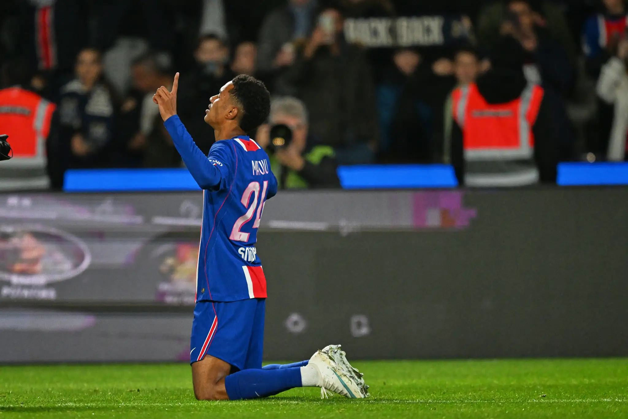 Hráč PSG Senny Mayulu oslavuje gól.