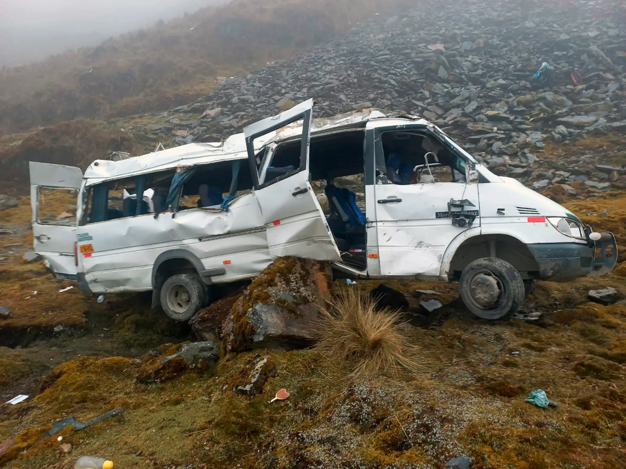 Minibus po nehode v Peru.