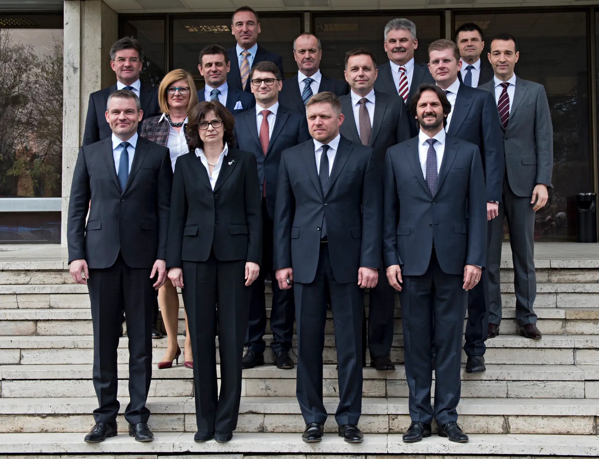 Na snímke spoločná fotografia ministrov tretej vlády Roberta Fica pred prvým zasadnutím vlády