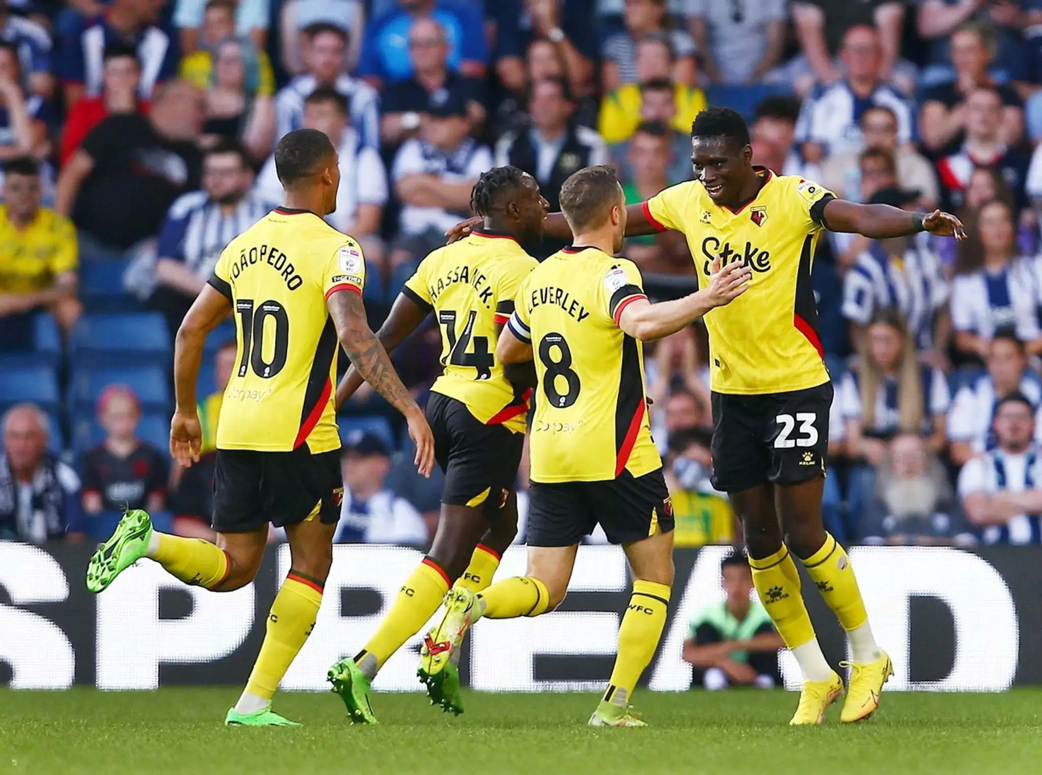 Ismaila Sarr (vpravo) oslavuje so spoluhráčmi z Watfordu gól proti West Bromwichu.
