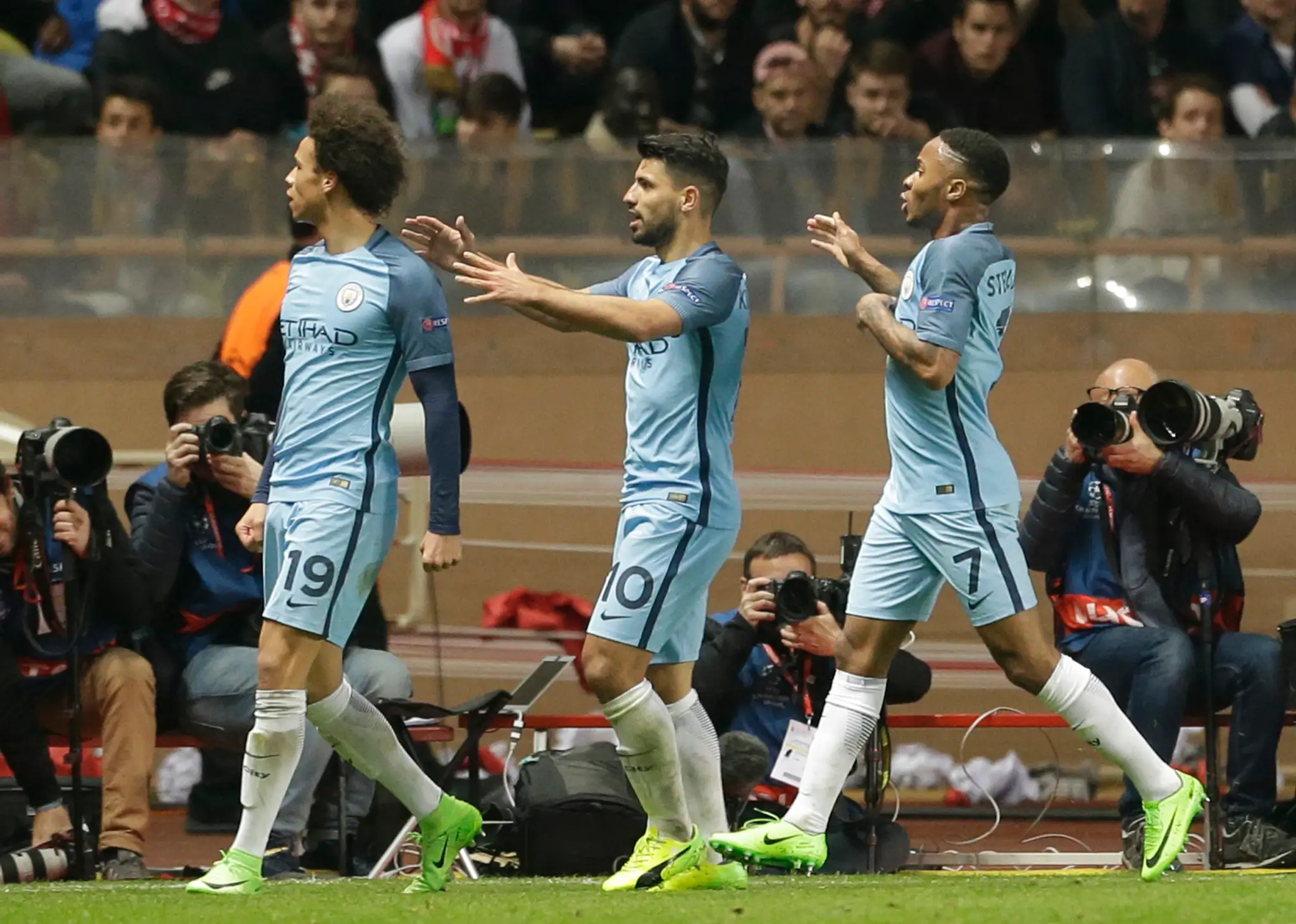 Leroy Sané (vľavo) z ManCity oslavuje gól proti Monacu v odvete osemfinále LM, bežia za ním Sergio Agüero (v strede) a Raheem St