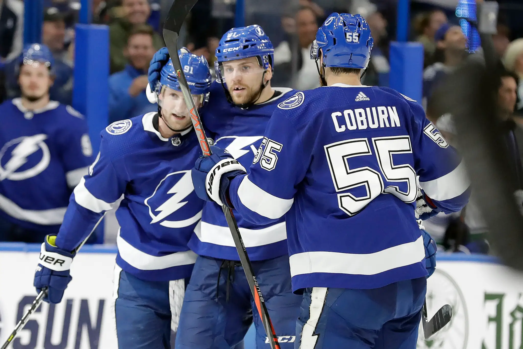 Braydon Coburn sa teší z gólu so spoluhráčmi.