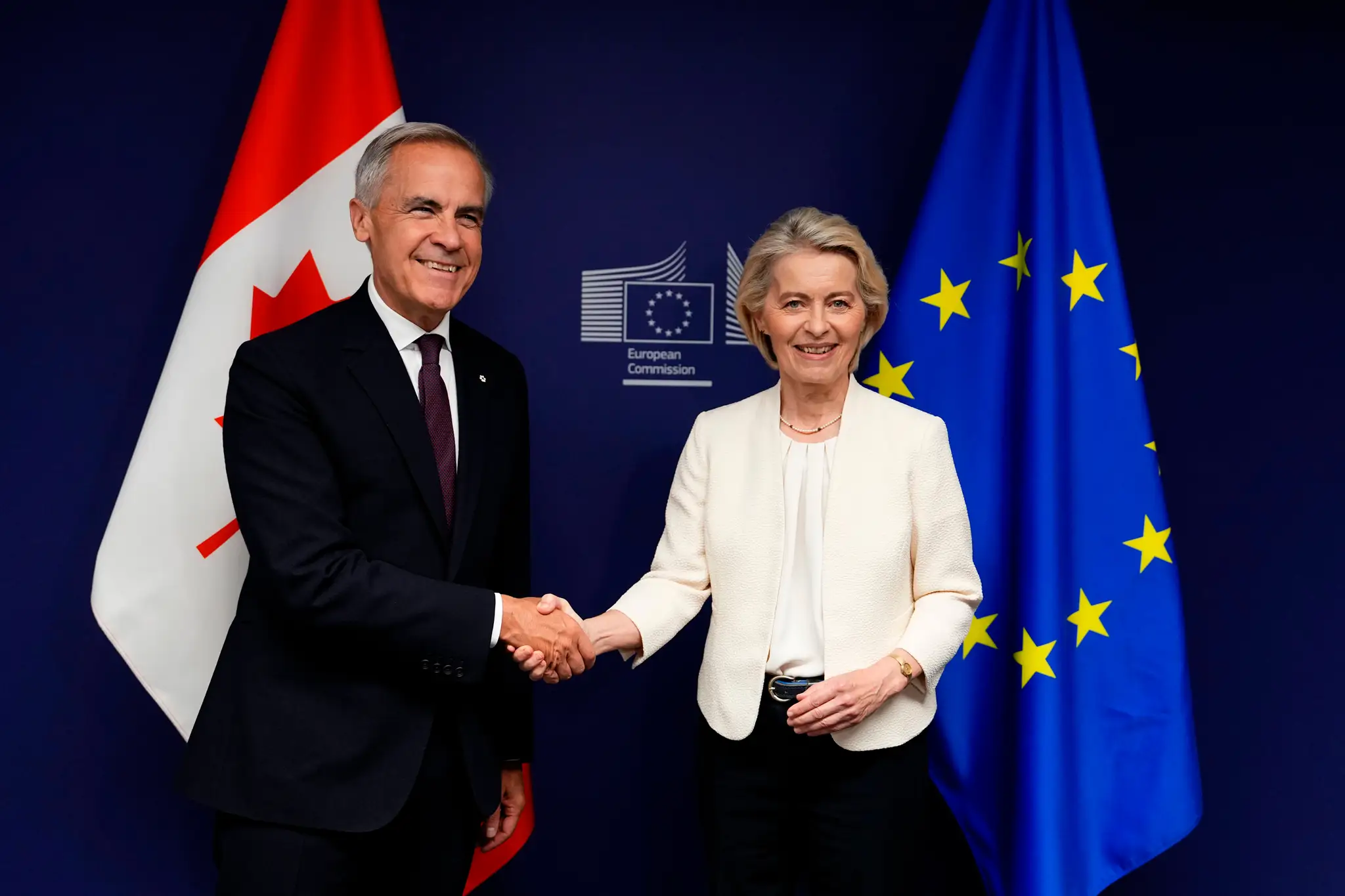 Kanadský premiér Mark Carney a predsedníčka Európskej komisie (EK) Ursula von der Leyenová si podávajú ruky počas bilaterálneho stretnutia v Európskom parlamente v Štrasburgu.