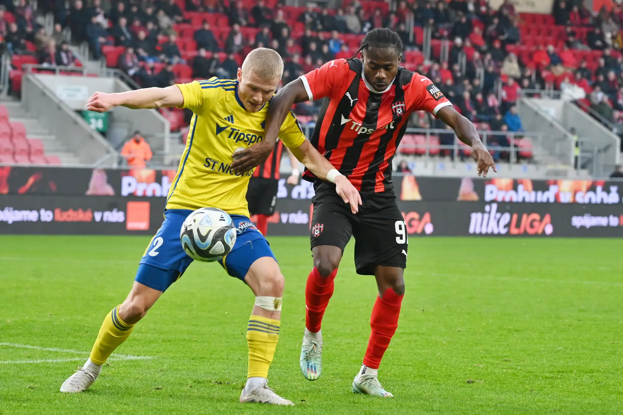 Vpravo hráč Trnavy Kelvin Ofori a hráč Michaloviec Lukáš Šimko bojujú o loptu v 18. kole Niké ligy.