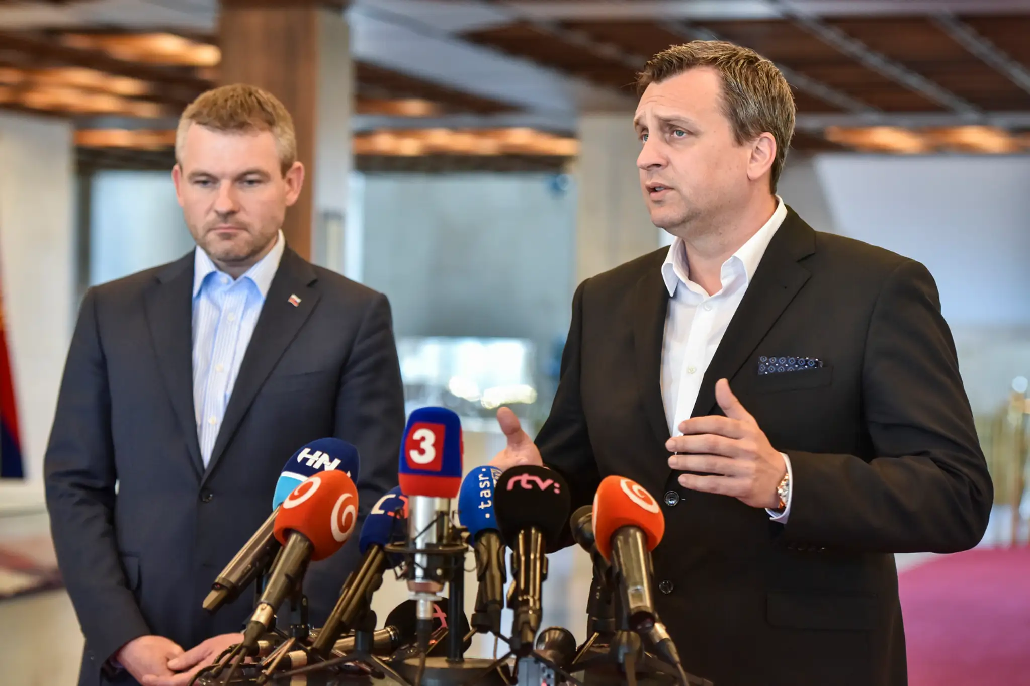 Na snímke zľava predseda vlády SR Peter Pellegrini (SMER-SD) a predseda SNS a Národnej rady SR Andrej Danko