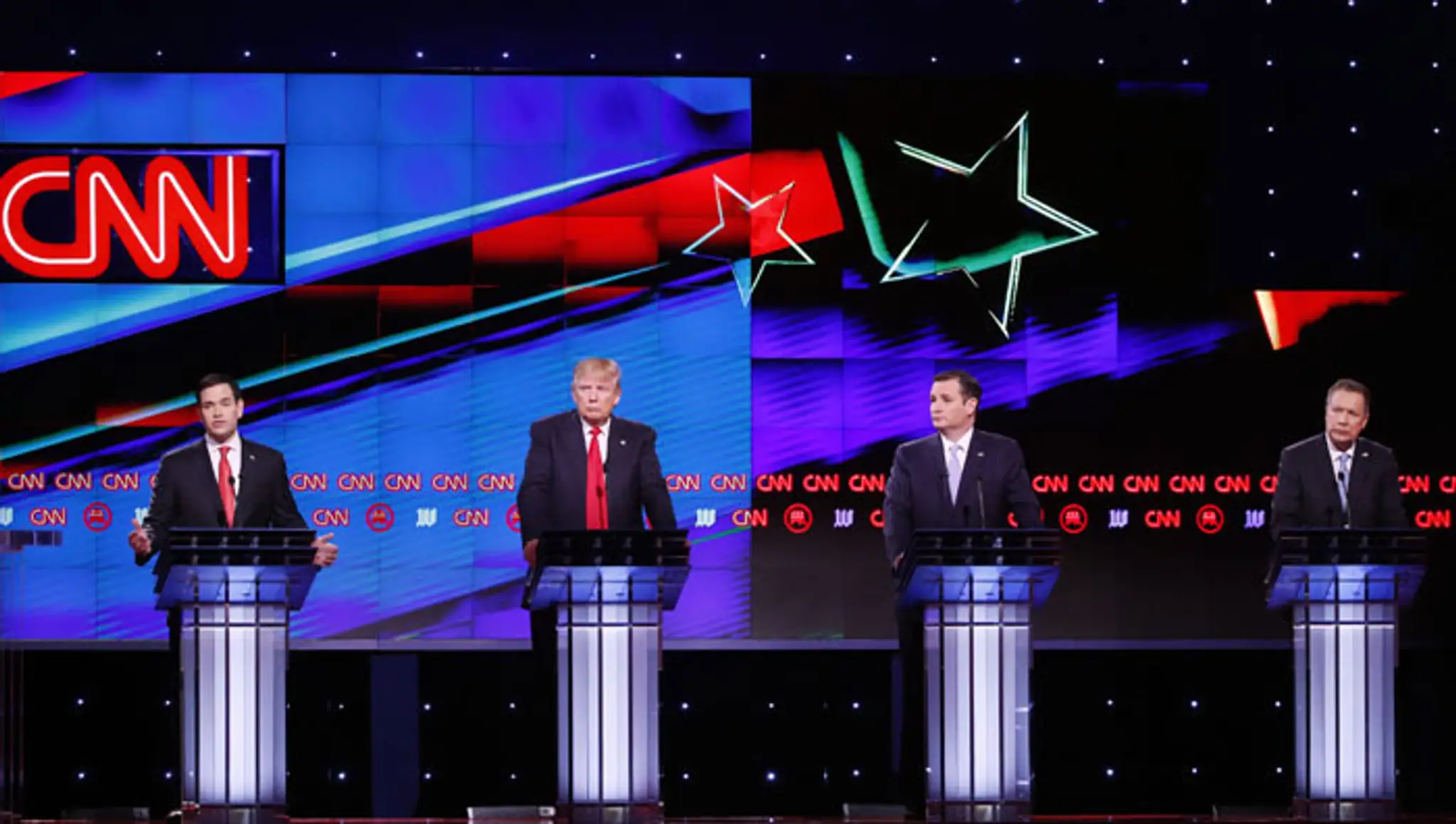 Republikánski prezidentskí kandidáti zľava, Marco Rubio, Donald Trump, Ted Cruz a John Kasich počas televíznej debaty.