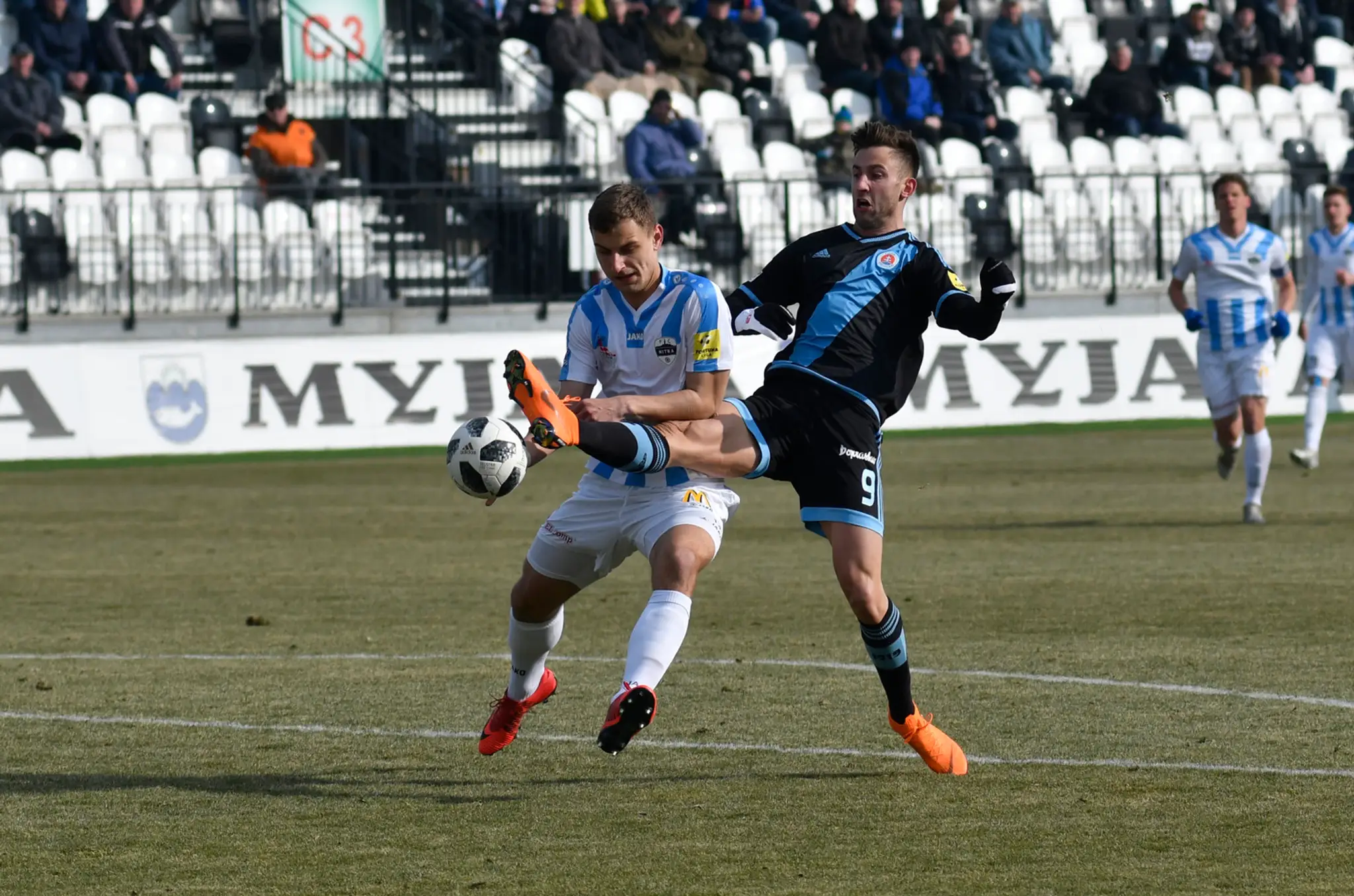 Richard Križan (FC Nitra) a vpravo Andraž Šporar (ŠK Slovan Bratislava).