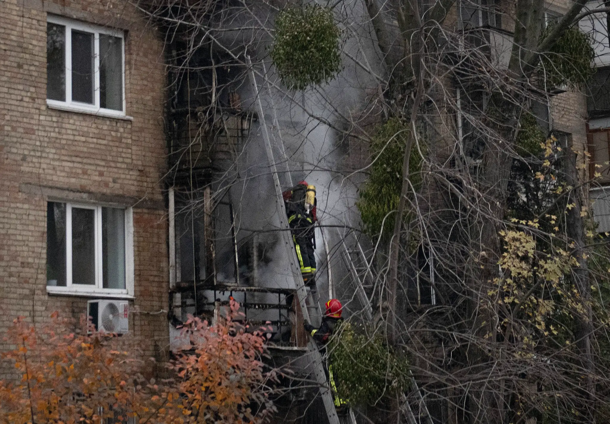 Horiaca bytovka v Kyjeve po bombardovaní.