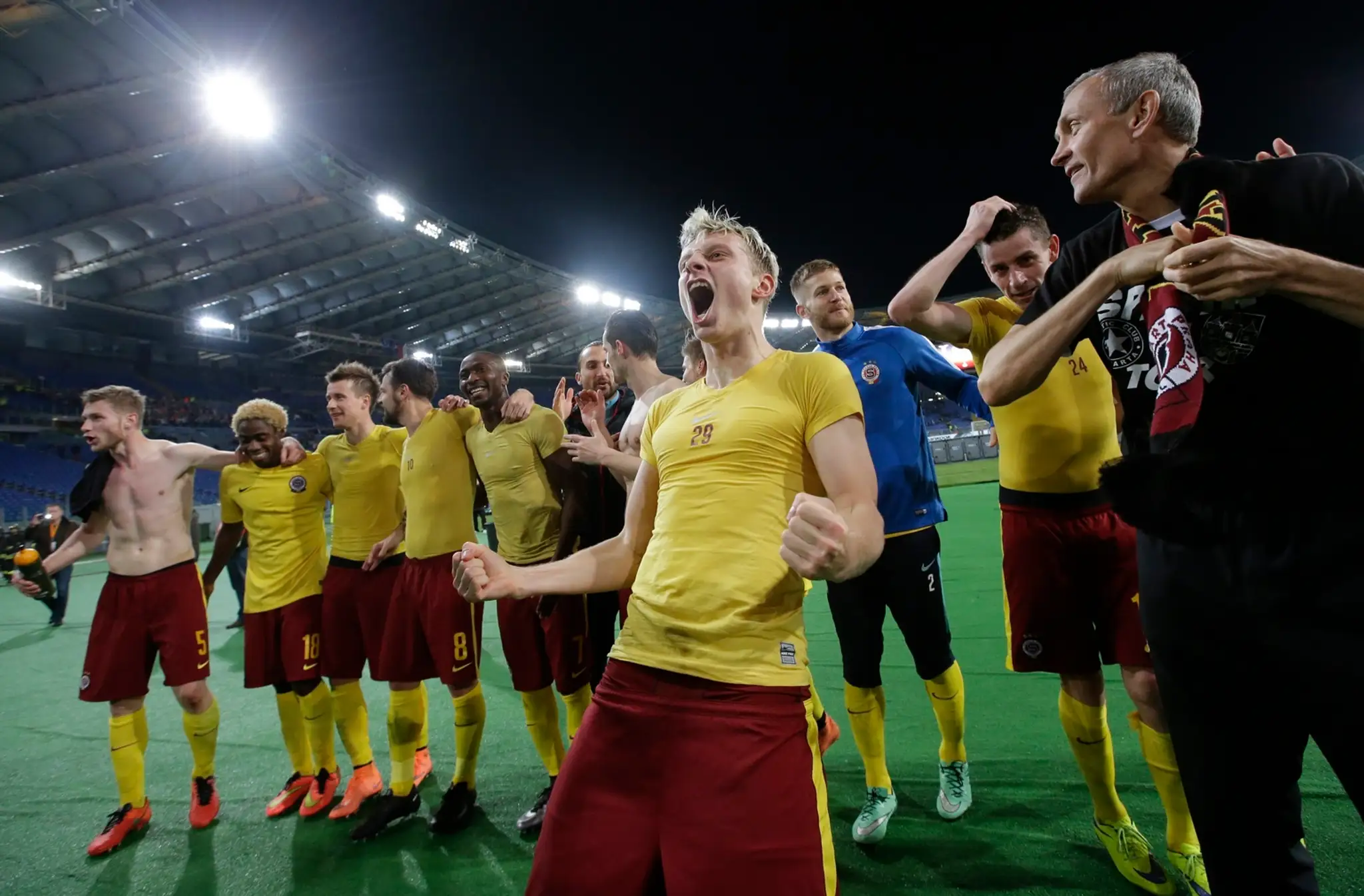 Hráči pražskej Sparty oslavujú výhru nad Laziom Rím 3:0 v odvete osemfinále EL UEFA.