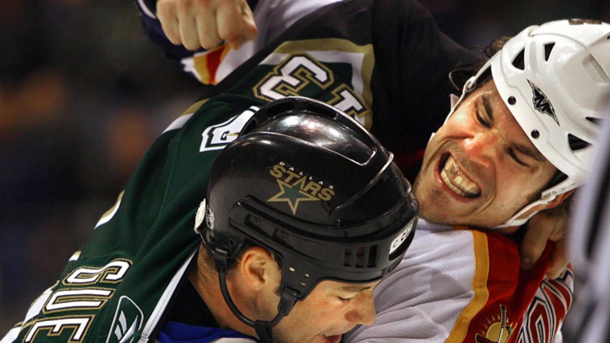 Na snímke z 7. decembra 2005 Steve Montador (vpravo) z Floridy Panthers a Bill Guerin z Dallasu Stars v súboji.