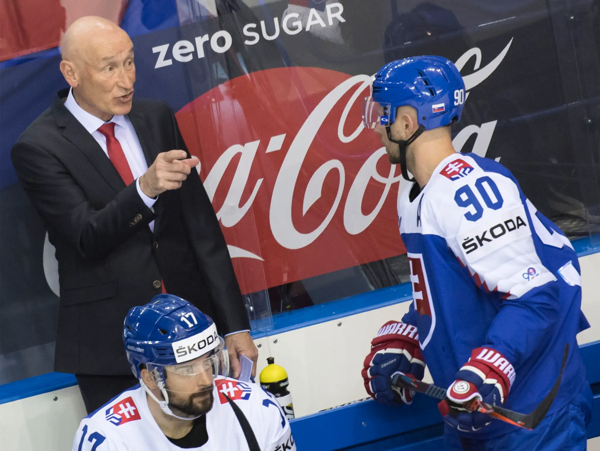Zľava Erik Černák a Michal Krištof oslavujú gól v dueli na MS 2019 proti USA.