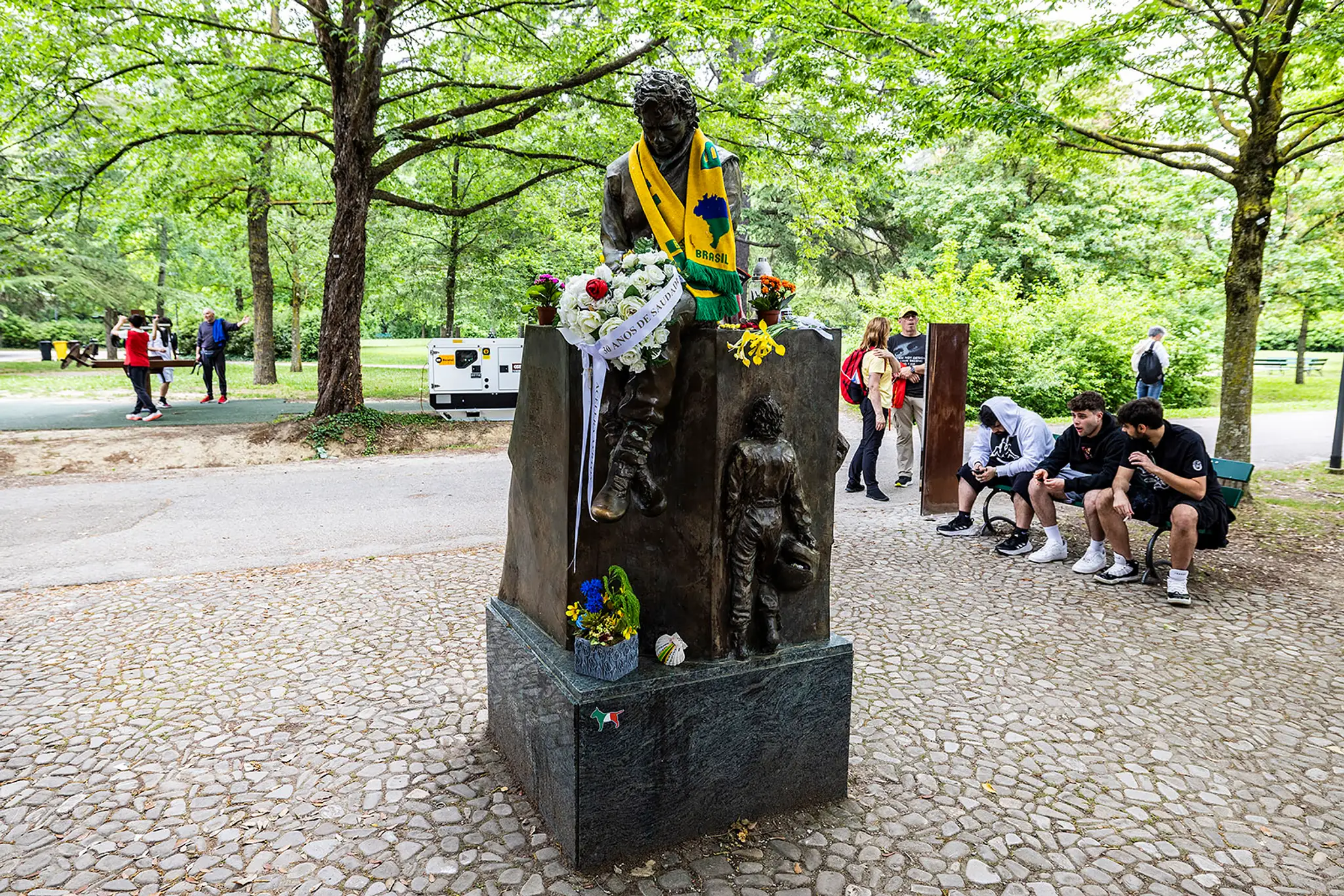 Socha Ayrtona Sennu.