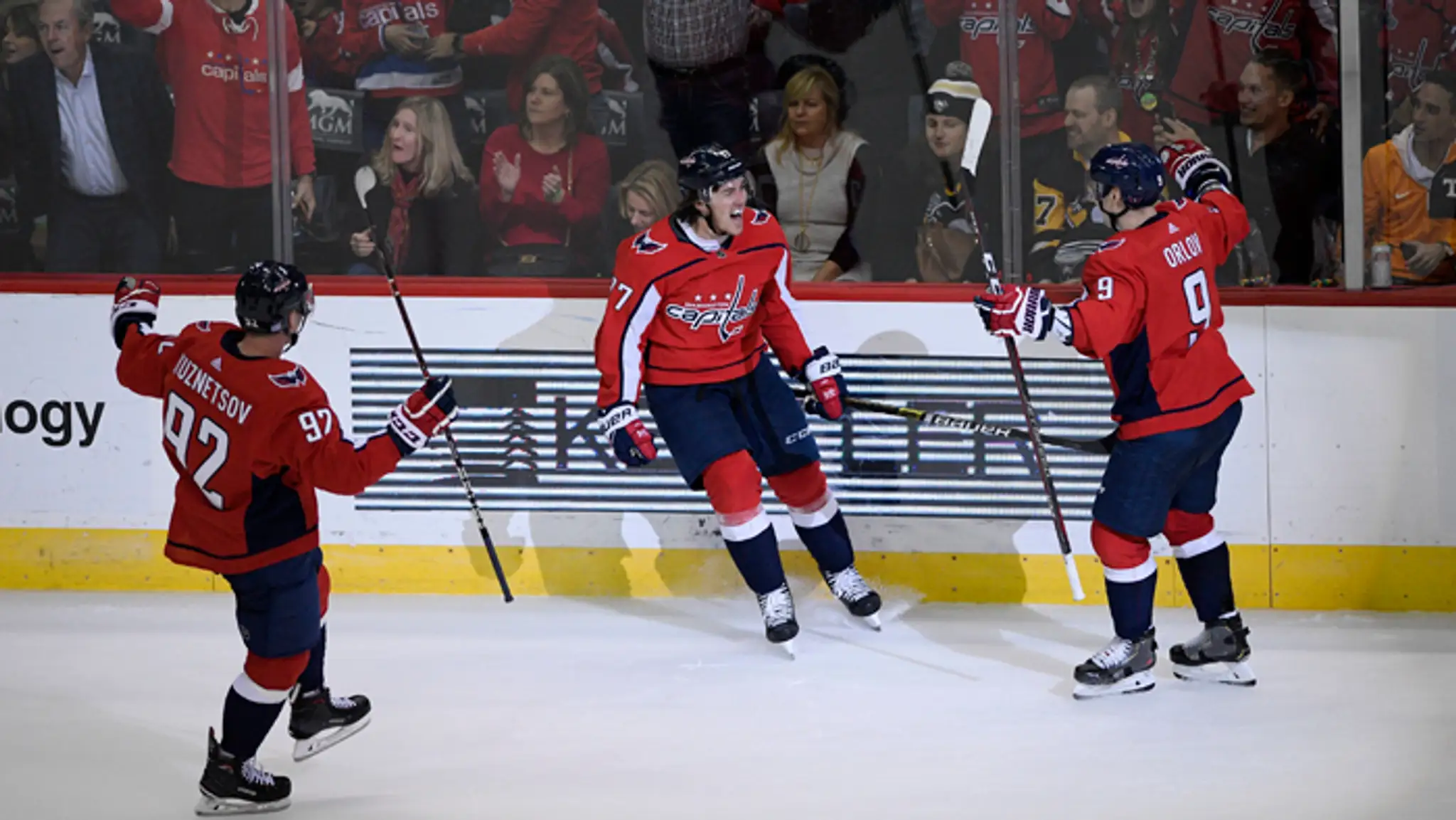 Hokejista Washingtonu Capitals T. J. Oshie sa teší so spoluhráčmi po strelení gólu.