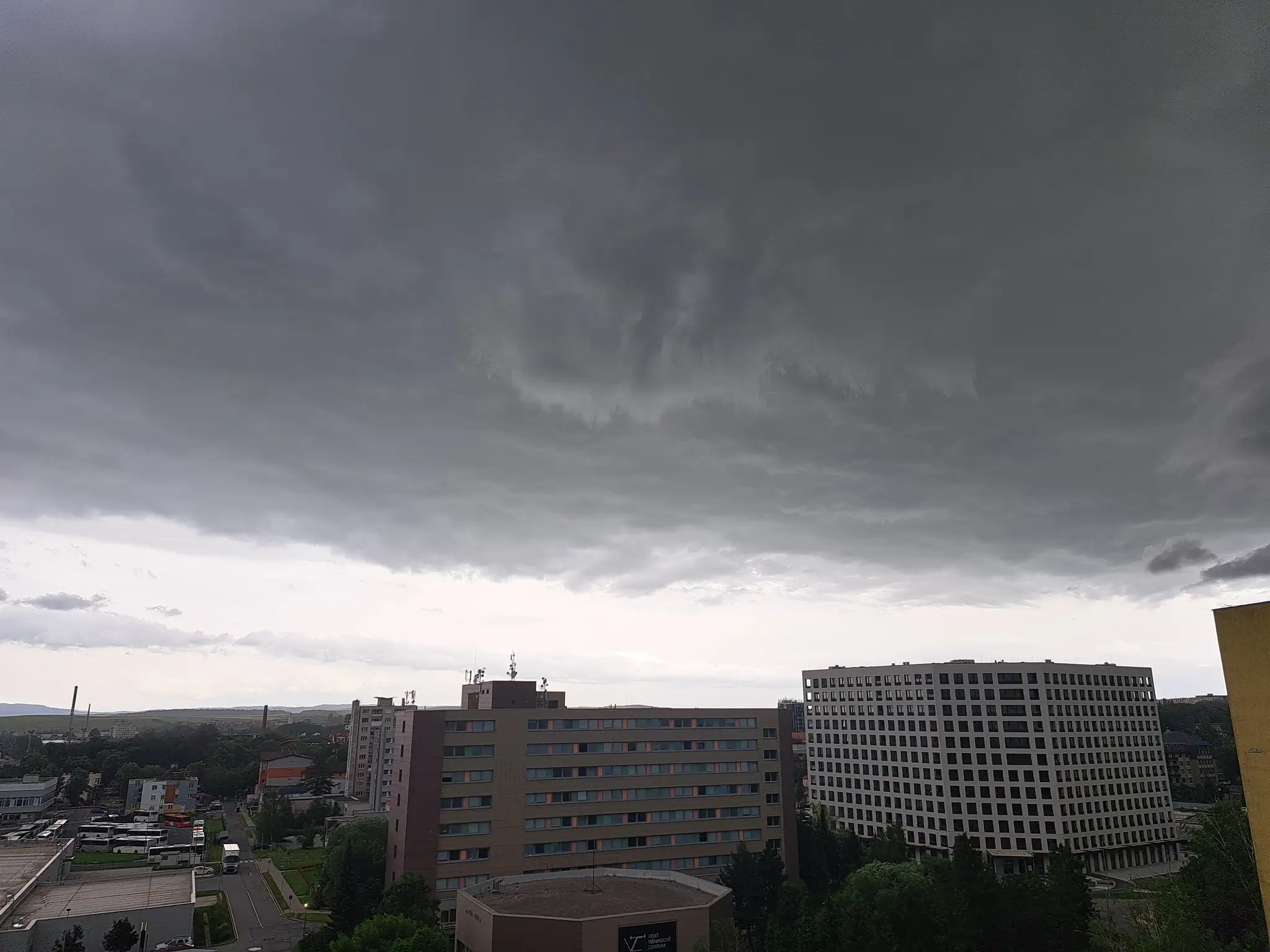 Na snímke búrka postupujúca zo západu cez Poprad.