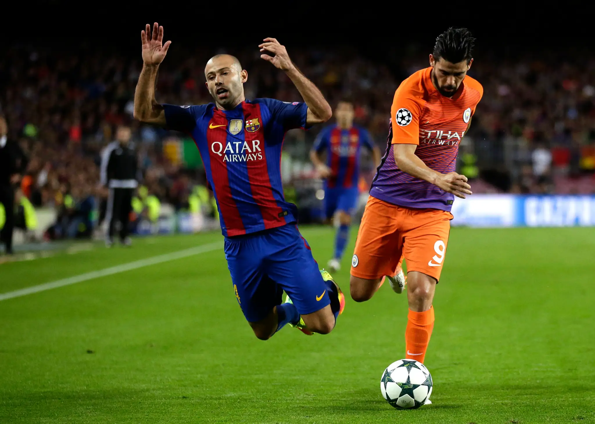 Barcelončan Javier Mascherano padá proti Nolitovi z Manchestreu City v dueli LM.