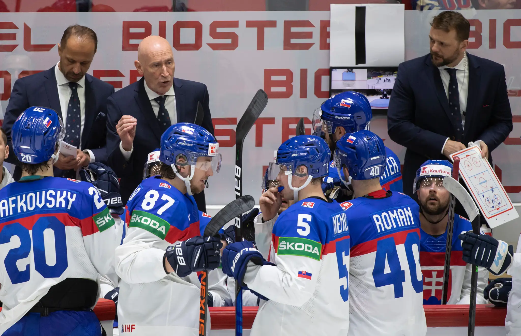 Uprostred tréner reprezentácie Craig Ramsay, asistenti Ján Pardavý (vľavo) a Andrej Podkonický (vpravo) v zápase na MS 2022 proti Francúzsku.