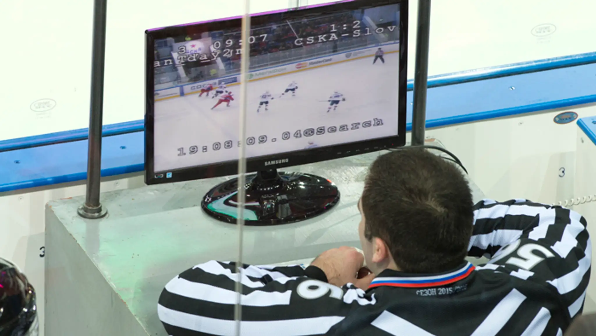 Hlavný rozhodca si prezerá videozáznam vyrovnávajúceho druhého gólu CSKA do siete HC Slovan.