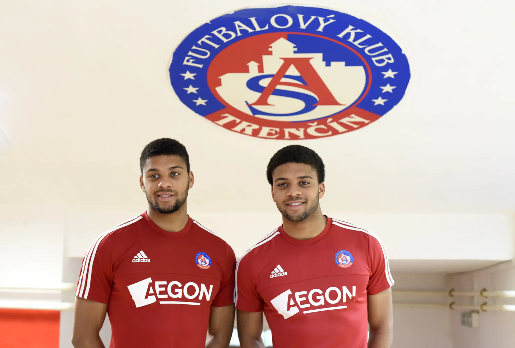Na snímke futbalisti Milton (vpravo) a Rodney Kloosterovci 