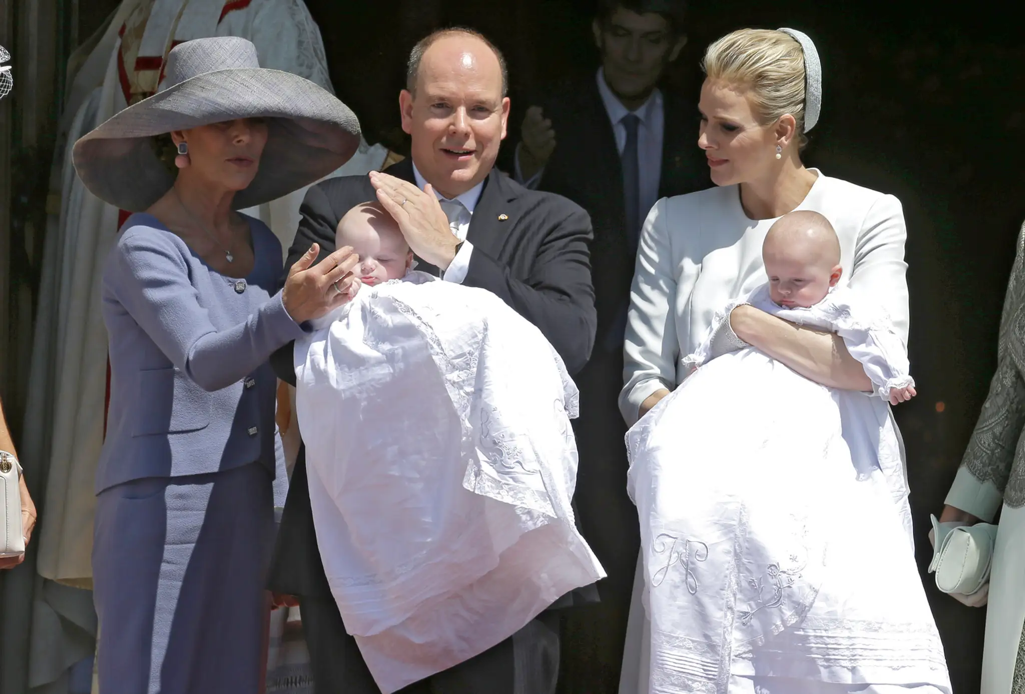 Monacký princ Albert II. a jeho manželka Charlene pózujú s kniežacimí dvojičkam