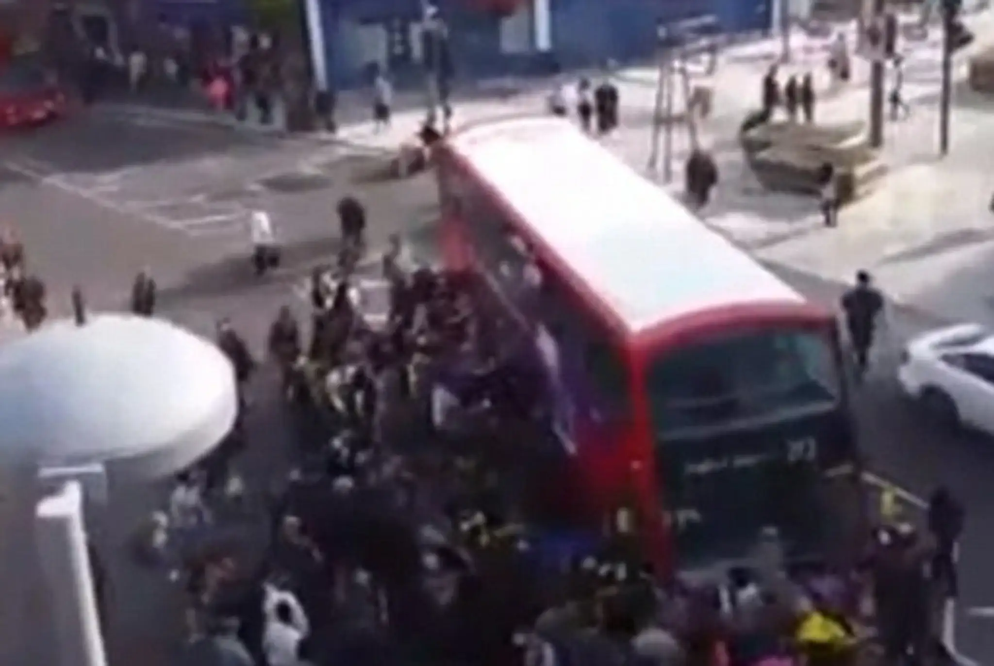 Cyklista skončil pod Double Deckerom.