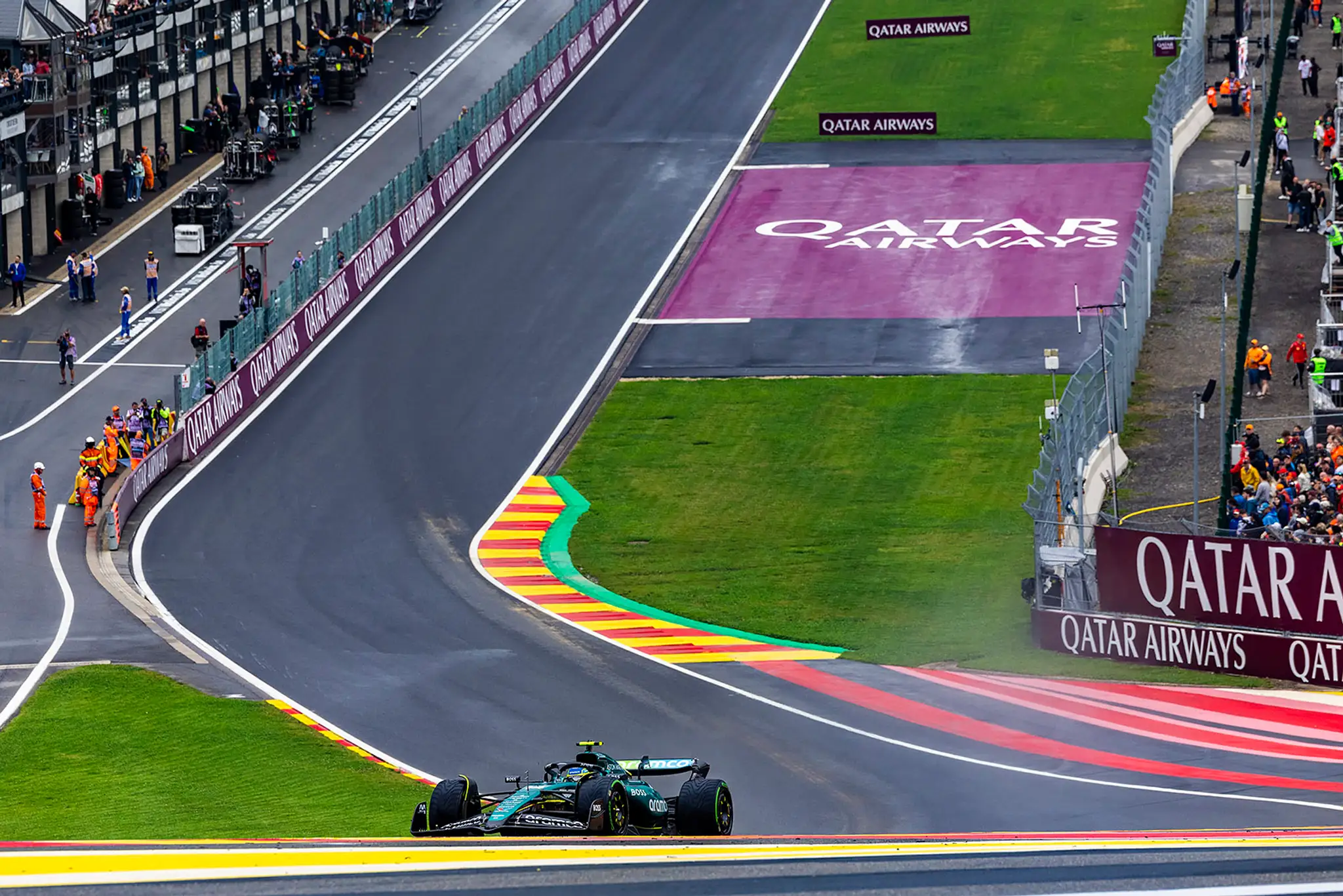 Fernandp Alonso z Aston Martinu na trati v Belgicku.