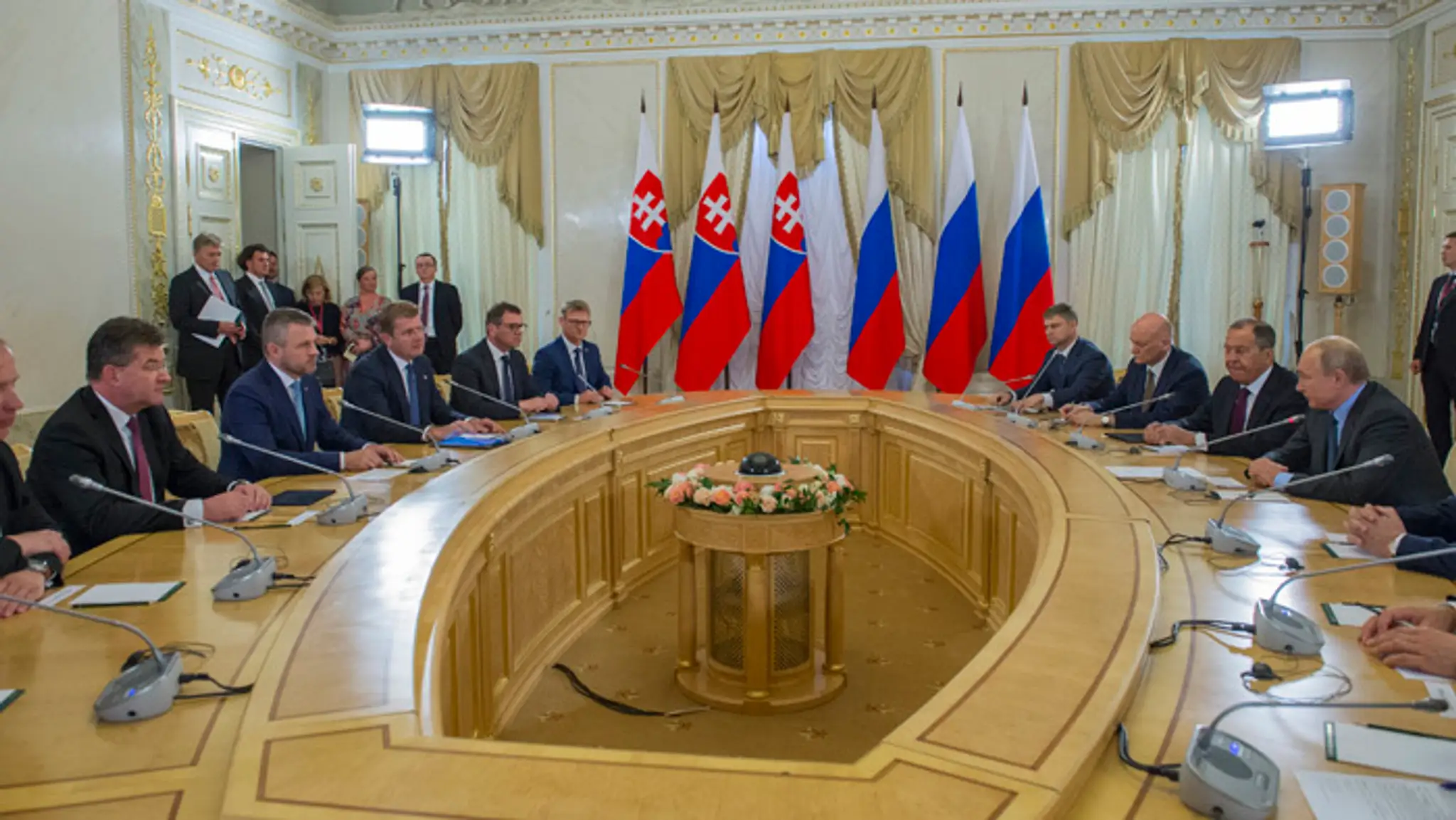 Ruský prezident Vladimir Putin (na snímke vpravo) a predseda slovenskej vlády Peter Pellegrini.
