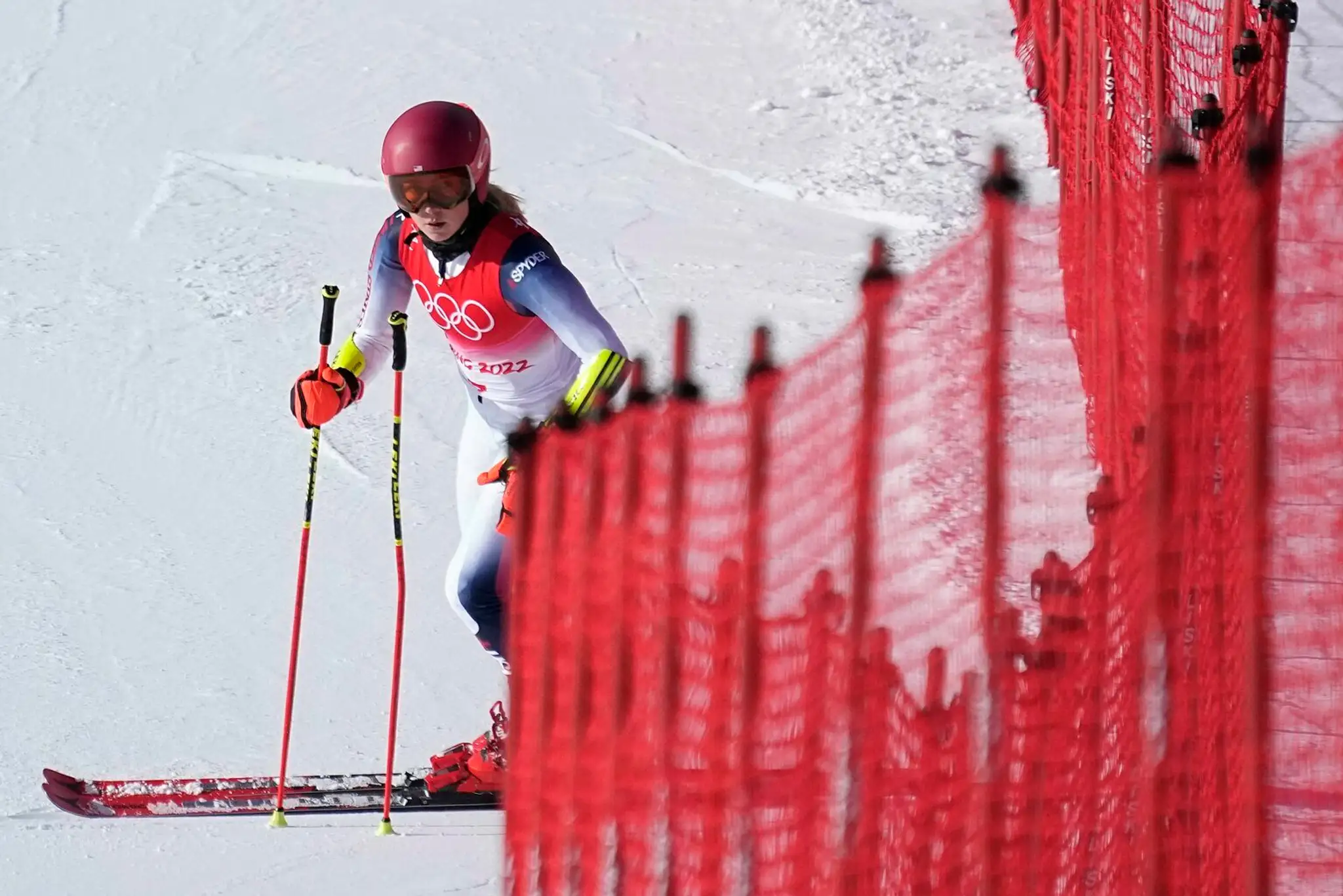 Alpská lyžiarka Mikaela Shiffrinová reaguje po vypadnutí v 1. kole obrovského slalomu na ZOH 2022.