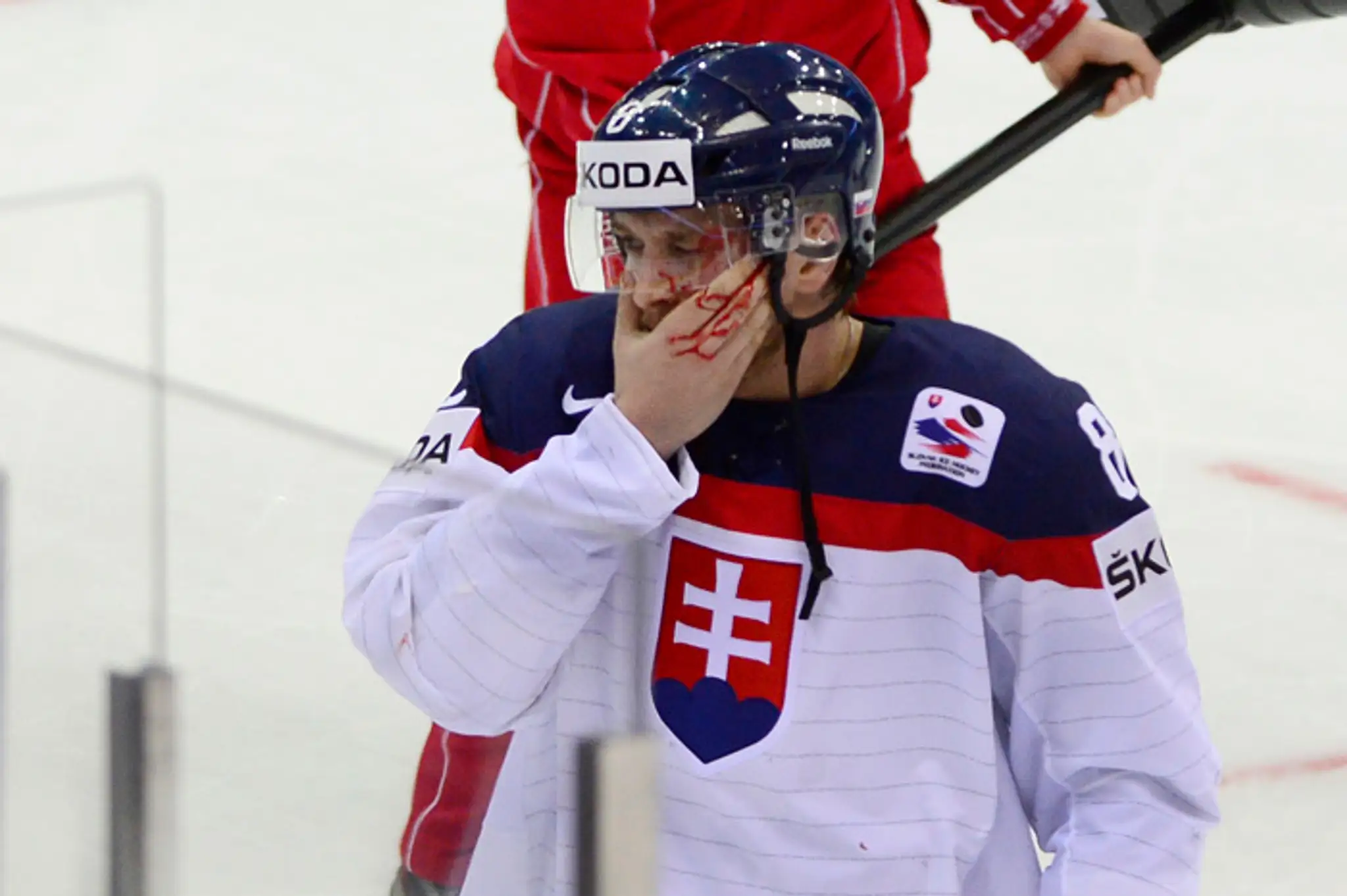 Marcel Haščák odchádza z ľadu po strelení pukom v zápase Slovensko - Taliansko 