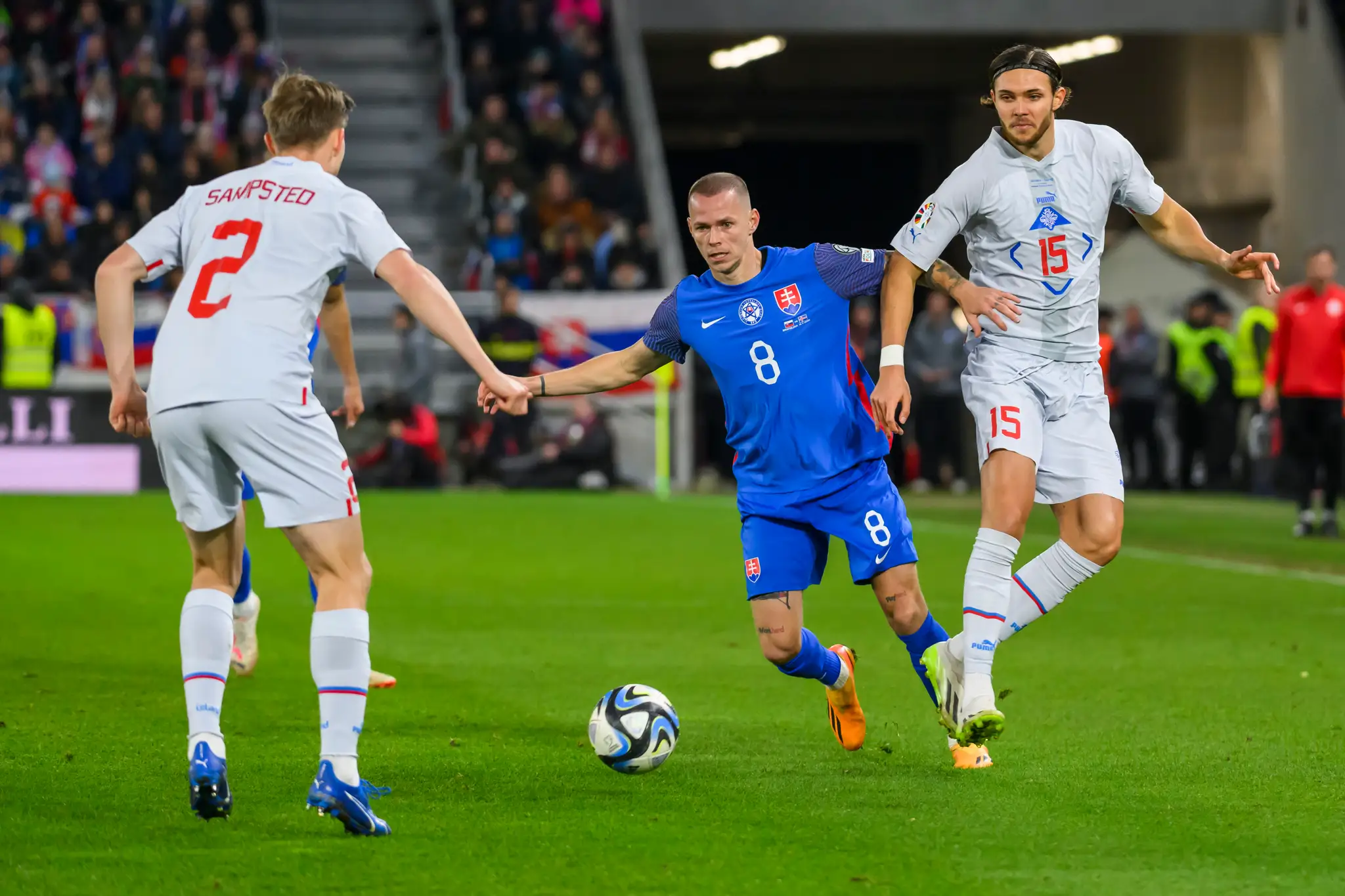 Zľava Alfonz Sampsted (Island), Ondrej Duda (Slovensko) a Willum Thor Willumsson (Island) v zápase kvalifikácie ME 2024.