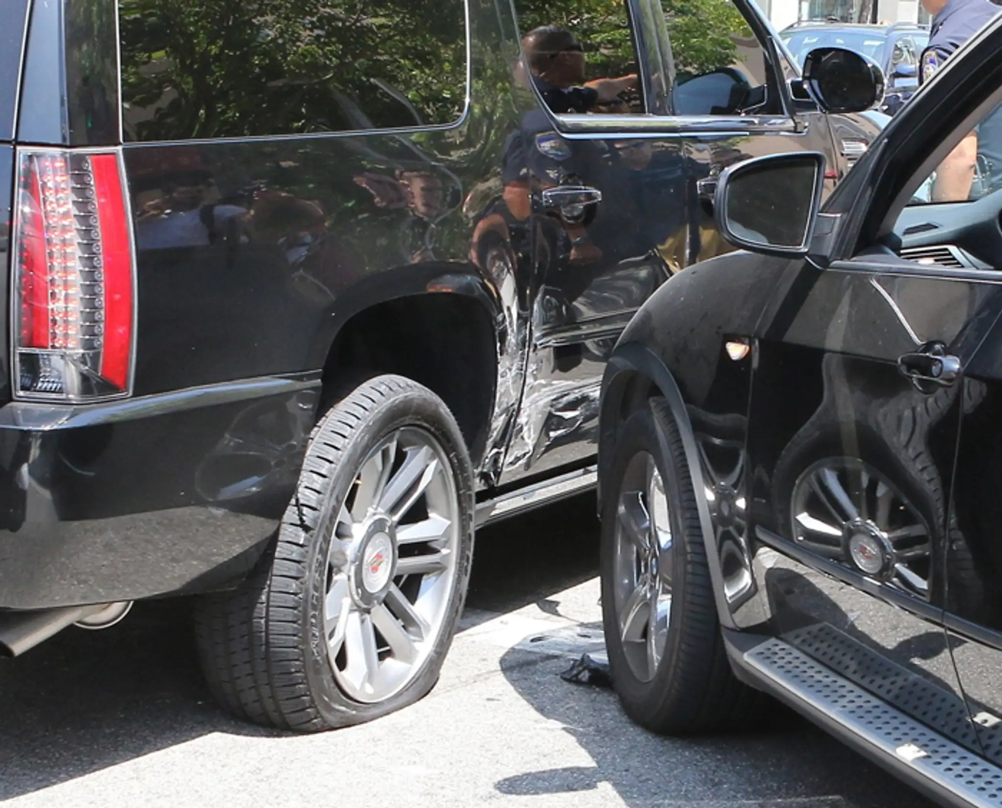 Ťukanec na Bieberovom Cadillacu. Narazilo zboku do neho iné vozidlo.