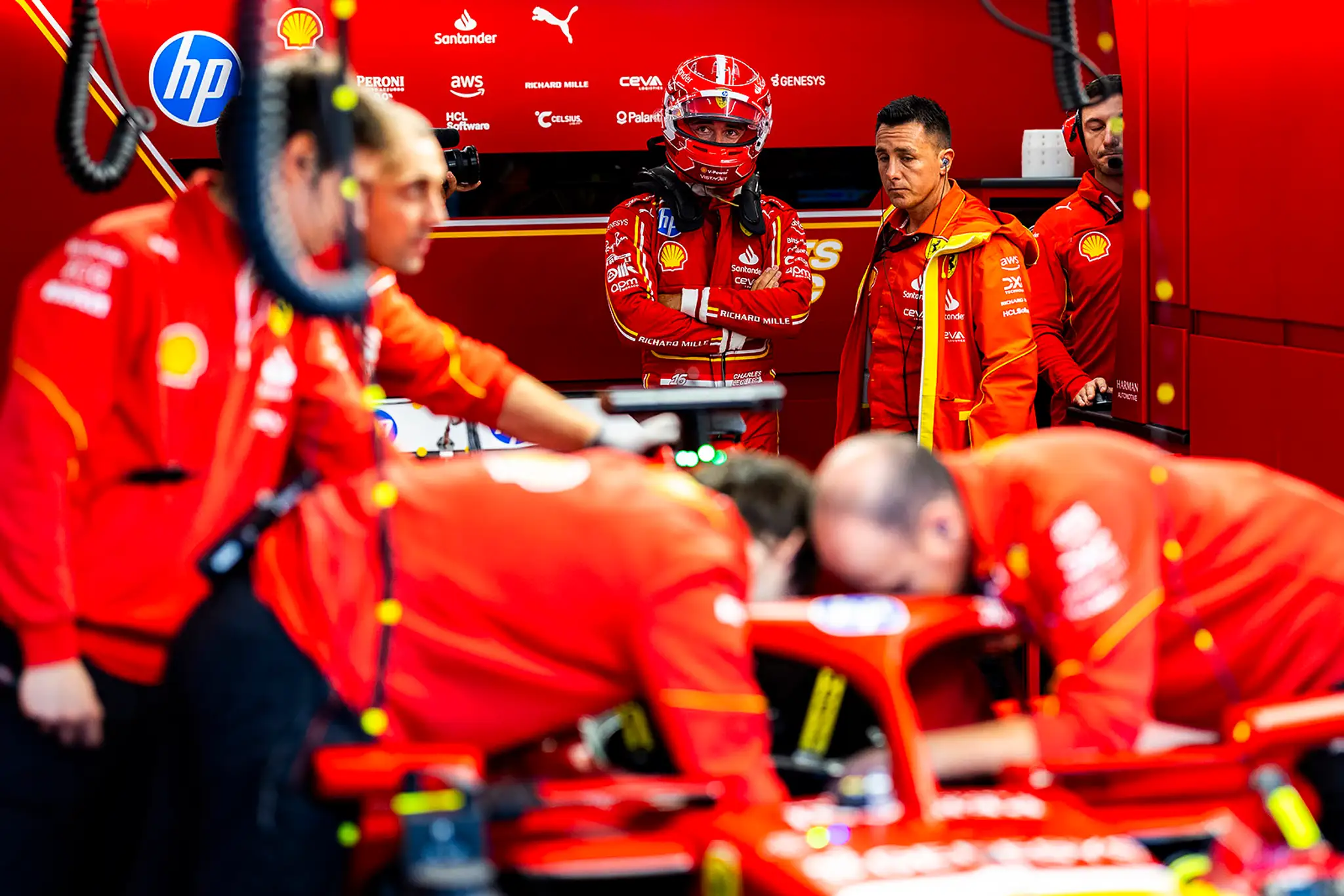 Vzadu pilot Ferrari Charles Leclerc.