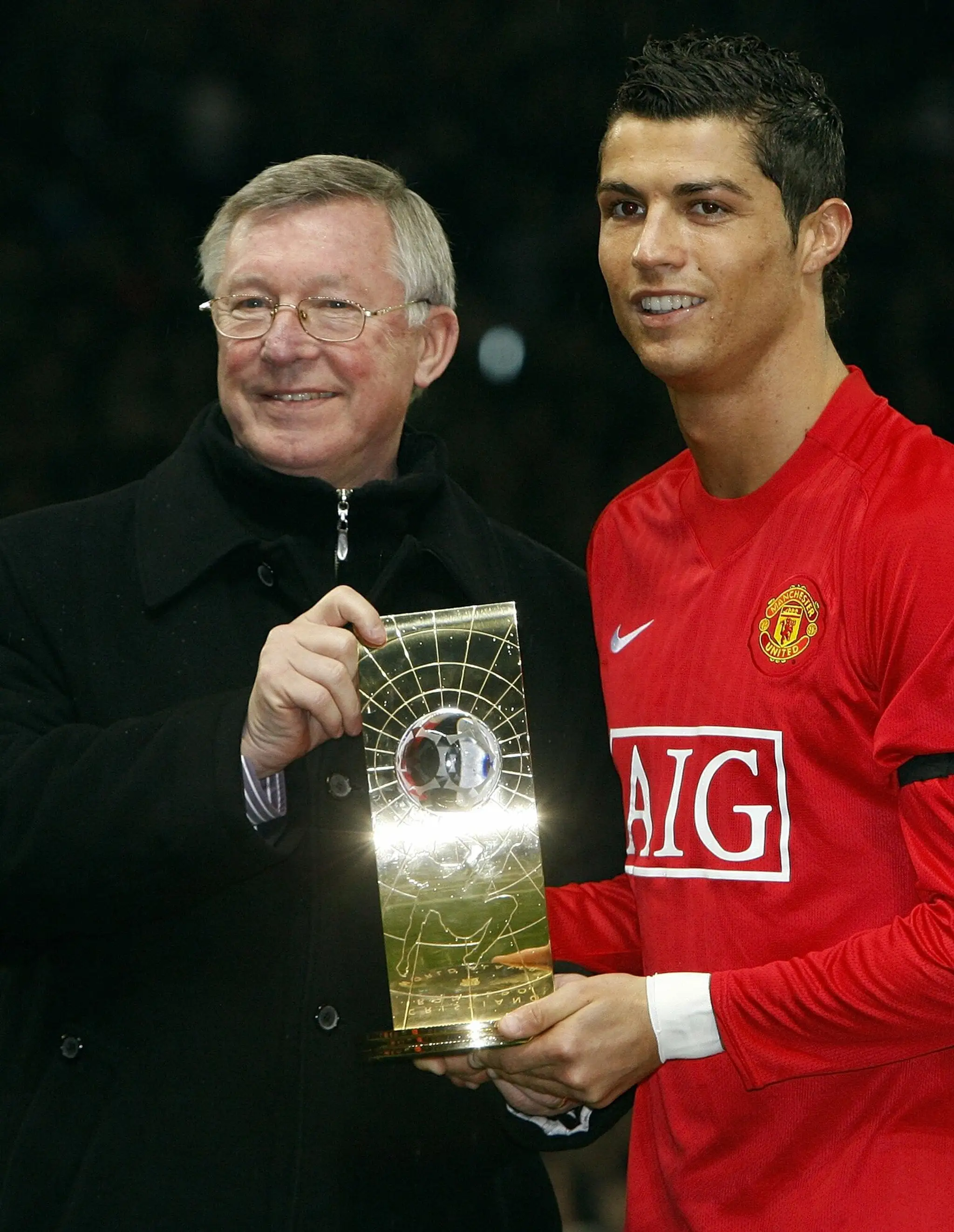Cristiano Ronaldo z Manchestru United (vpravo) pózuje s ocenením najlepší hráč sveta podľa FIFA za rok 2008 so svojím trénerom A