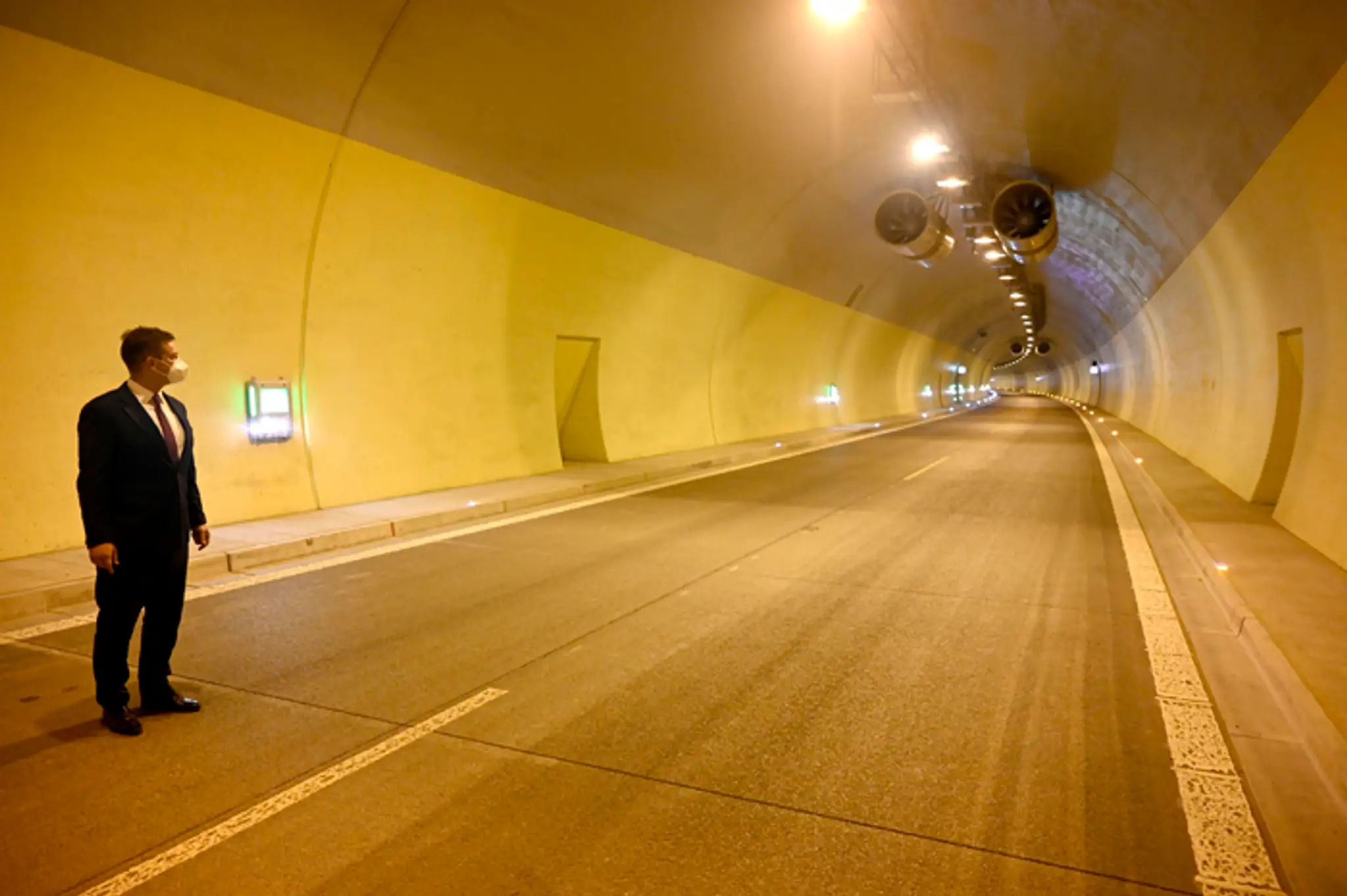 Dvojrúrový tunel na prešovskom obchvate.