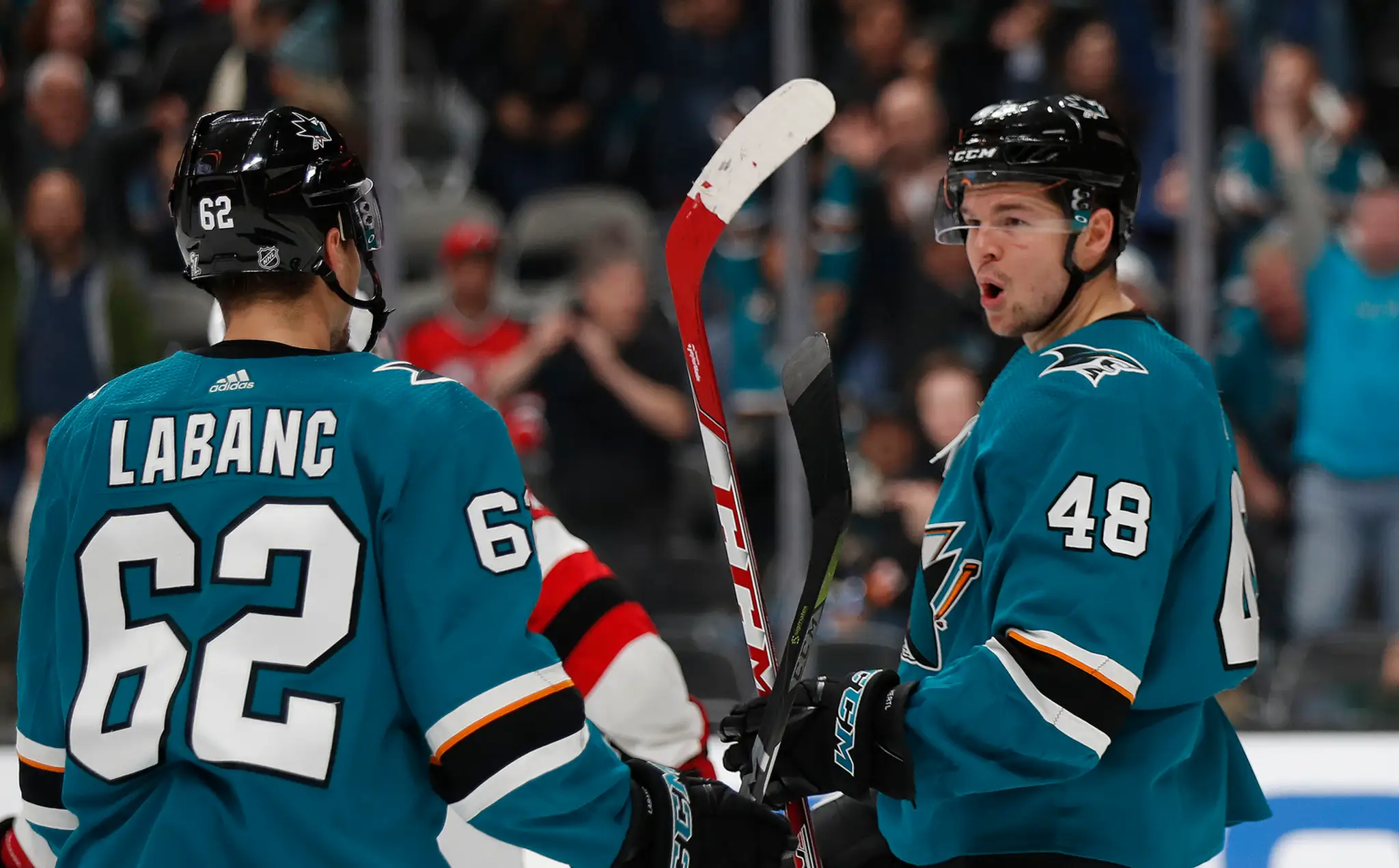 Zľava Kevin Lebanc a Tomáš Hertl zo San Jose oslavujú gól proti New Jersey.