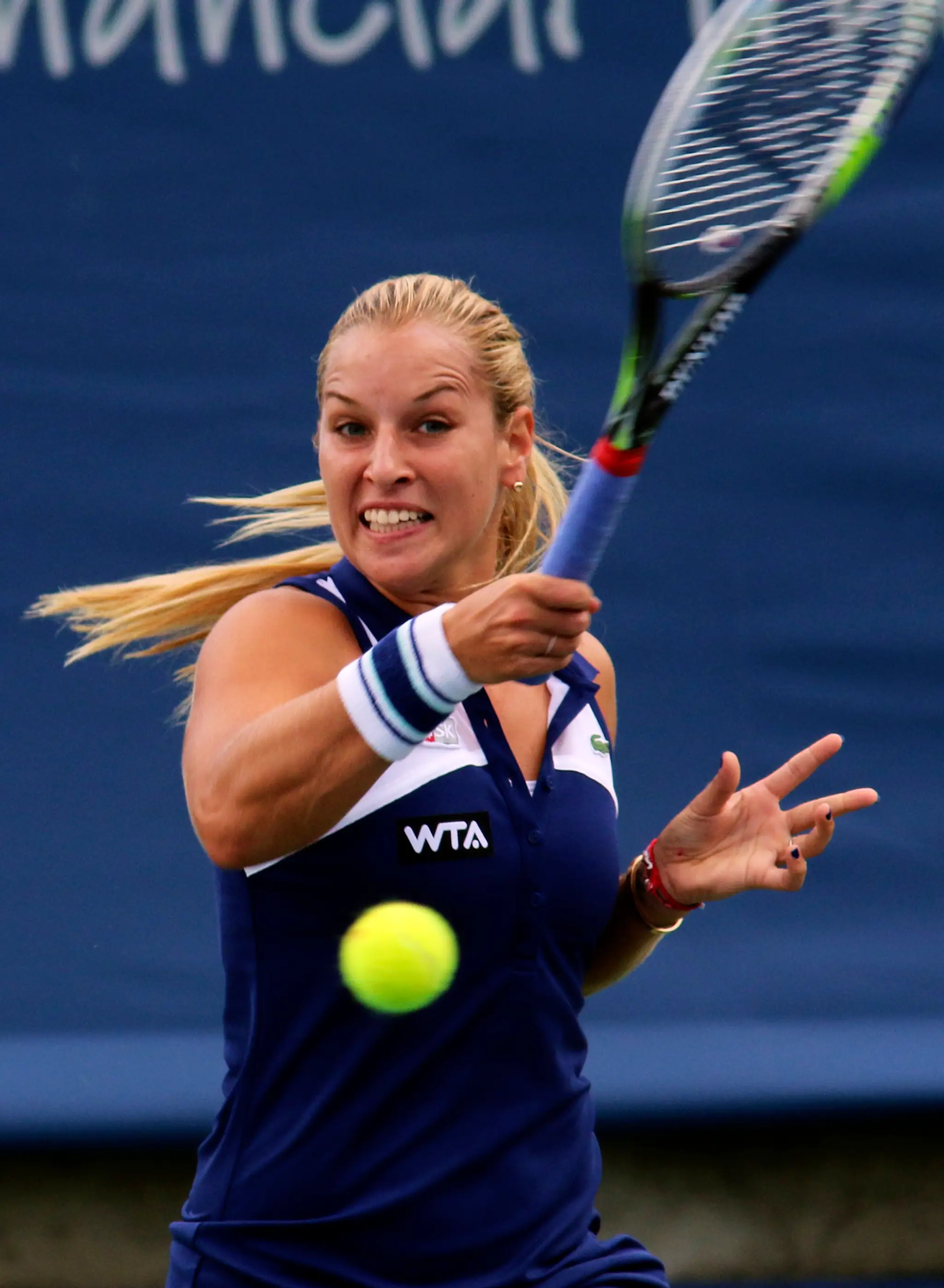 Dominika Cibulková odvracia loptičku Ruske Anastasii Pavľučenkovovej v 1. kole v americkom Cincinnati.