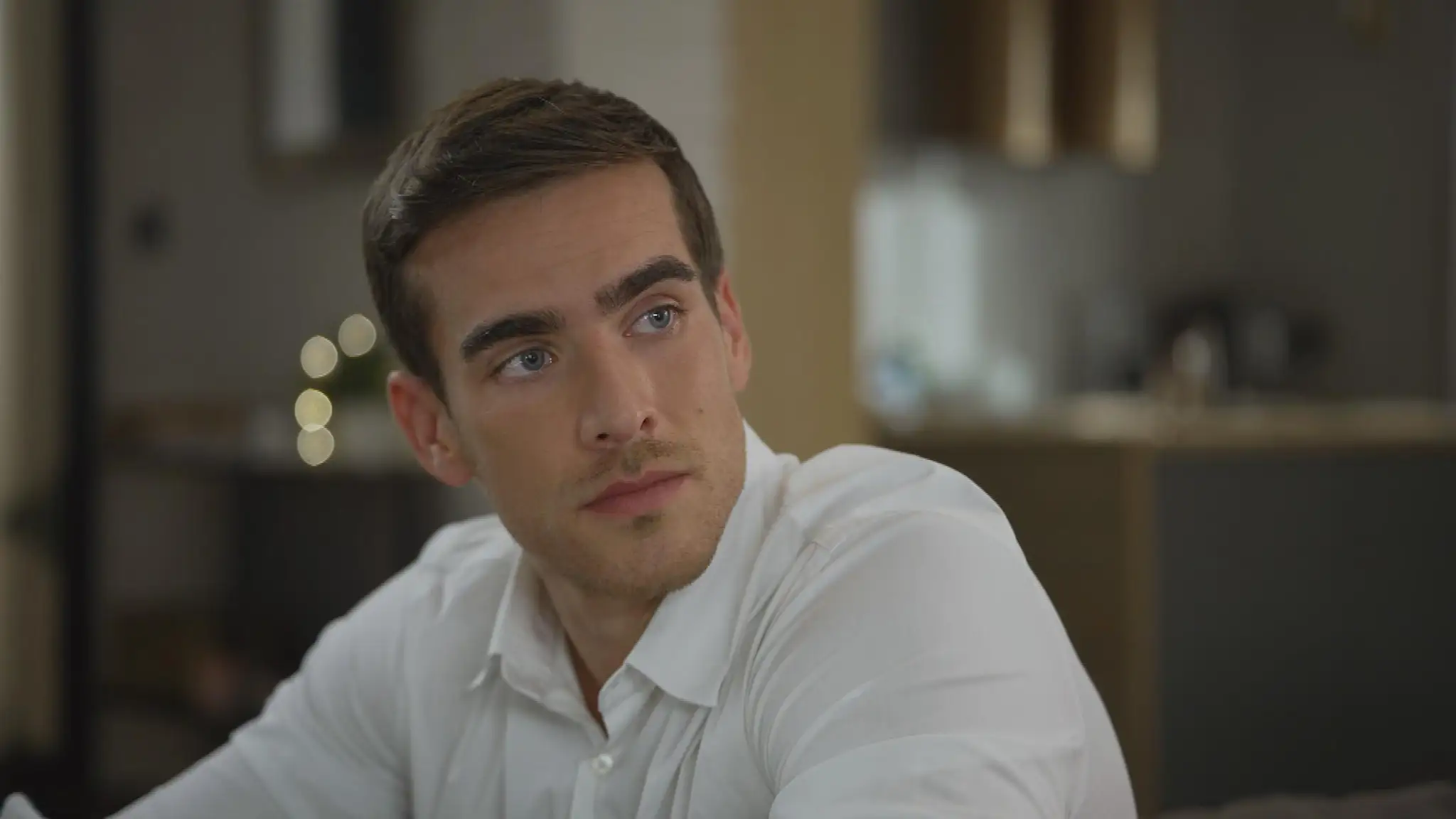 Martin (Adam Bardy)