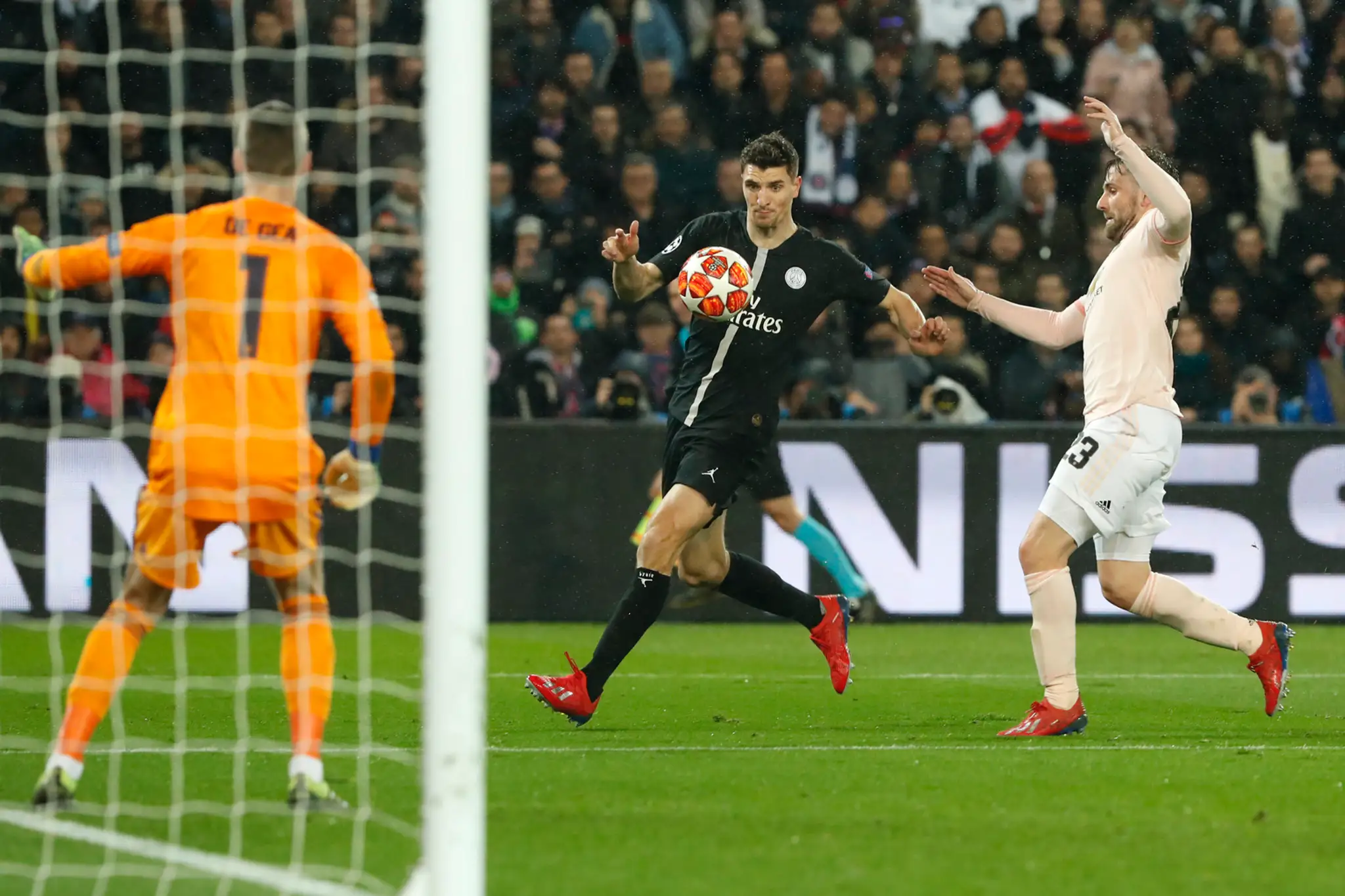 Romelu Lukaku z Manchesteru United oslavuje gól v odvete osemfinále LM na pôde PSG.