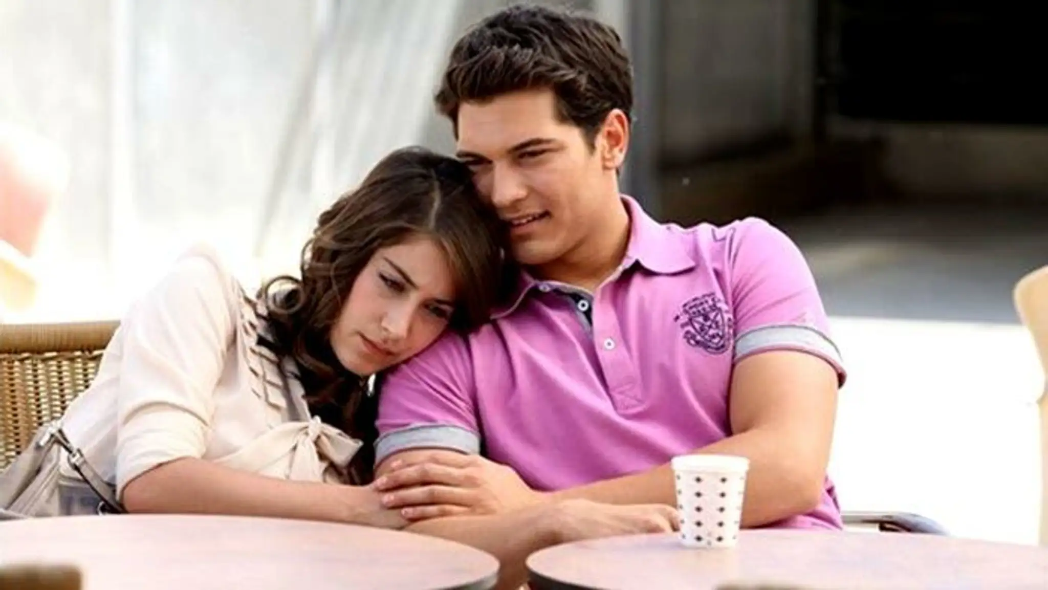 Feriha - Feriha (Hazal Kaya) a Emir (Çağatay Ulusoy)