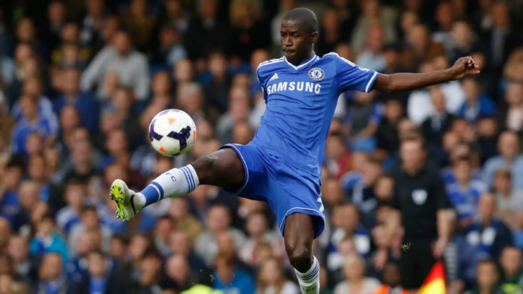 Na archívnej snímke Ramires ešte v drese Chelsea.
