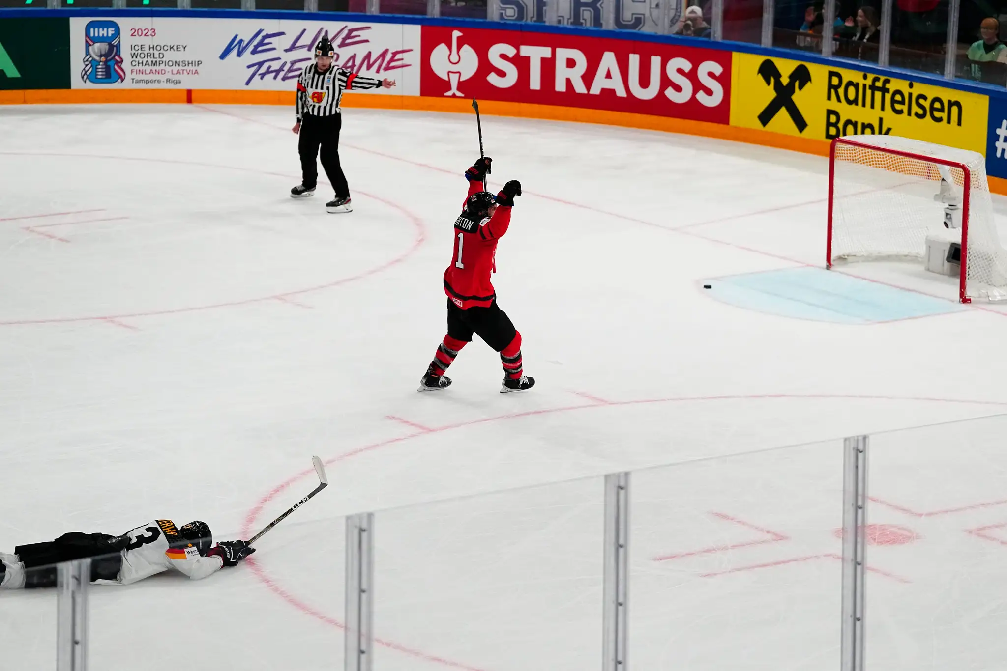 Kanaďan Scott Laughton jasá po góle do prázdnej nemeckej bránky vo finále MS 2023.